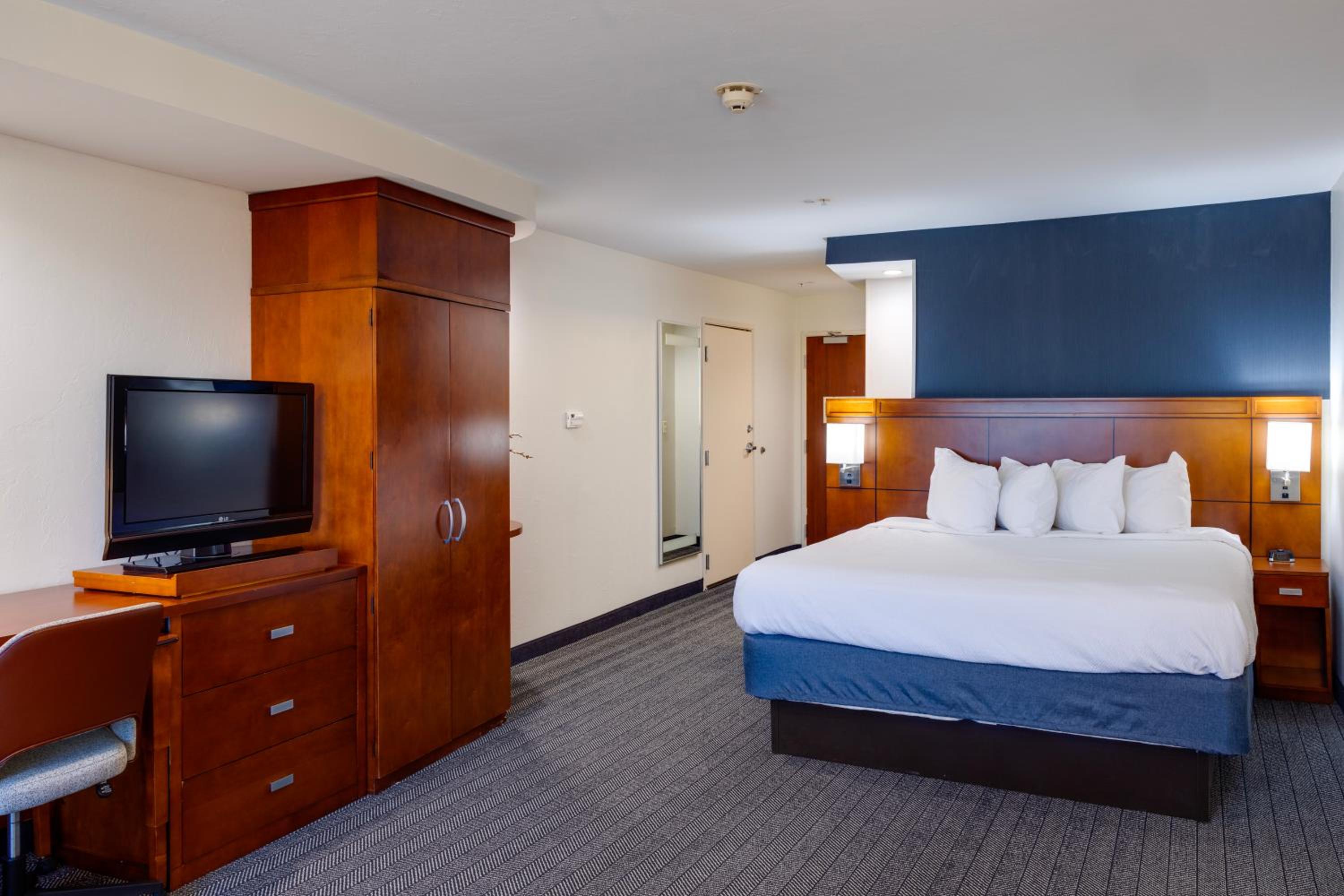 King Room with Sofa Bed - Photo 16