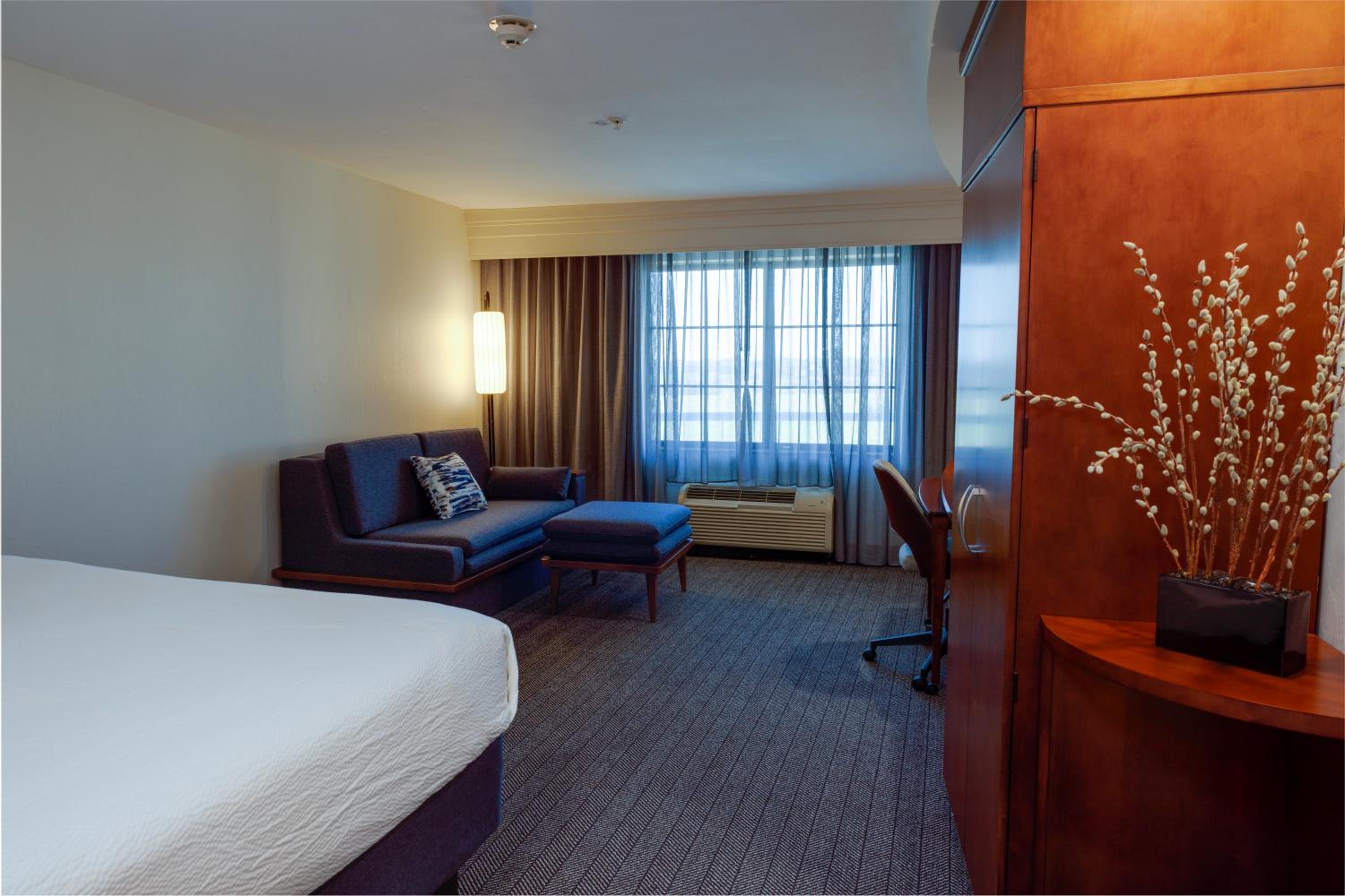 King Room with Sofa Bed - Photo 19