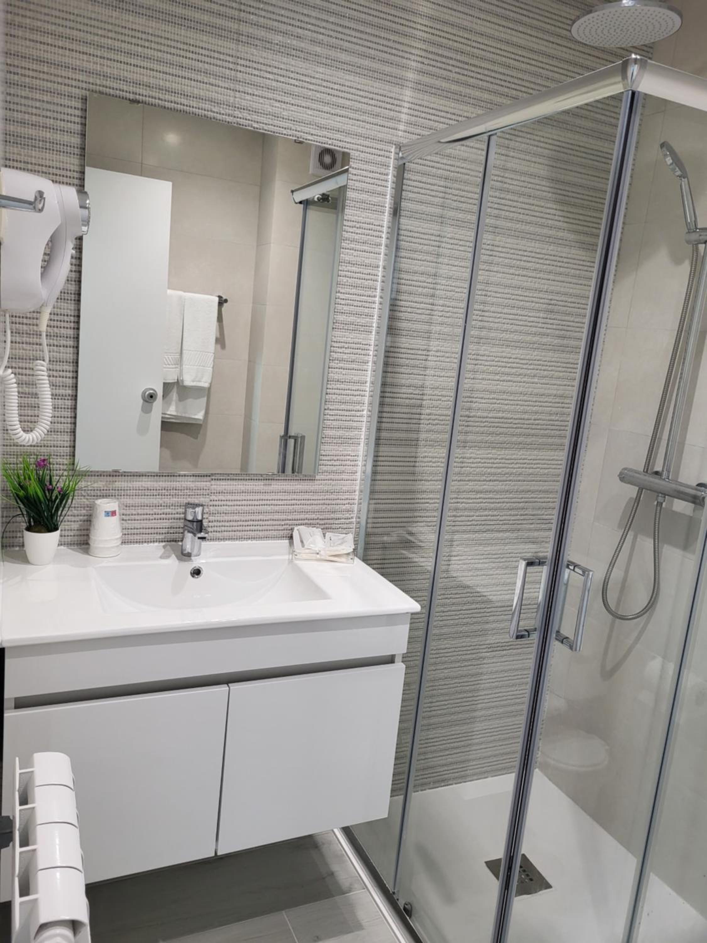 Double or Twin Room - Photo 4
