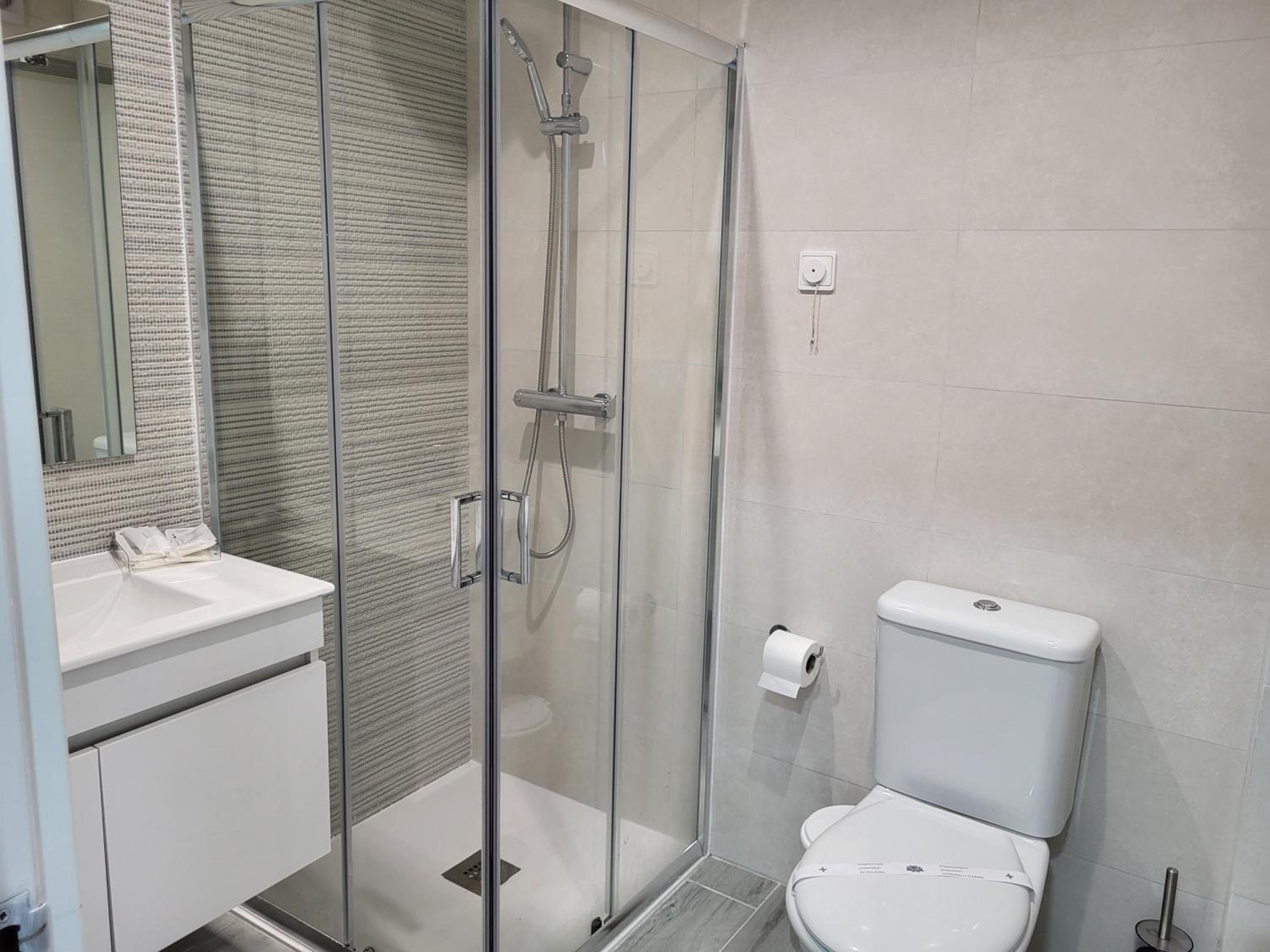 Double or Twin Room - Photo 5