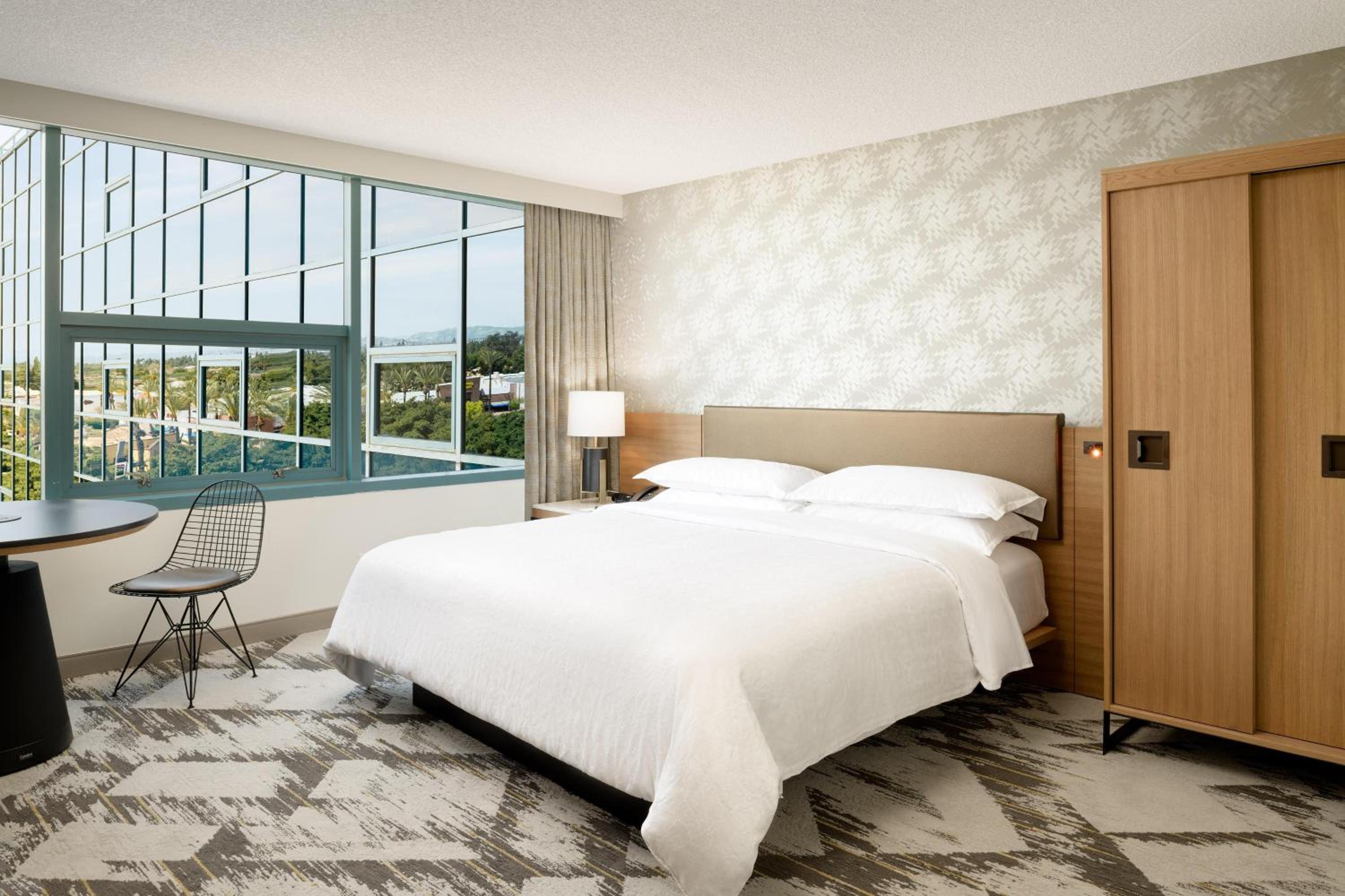 Guest Room, 1 King - Photo 2