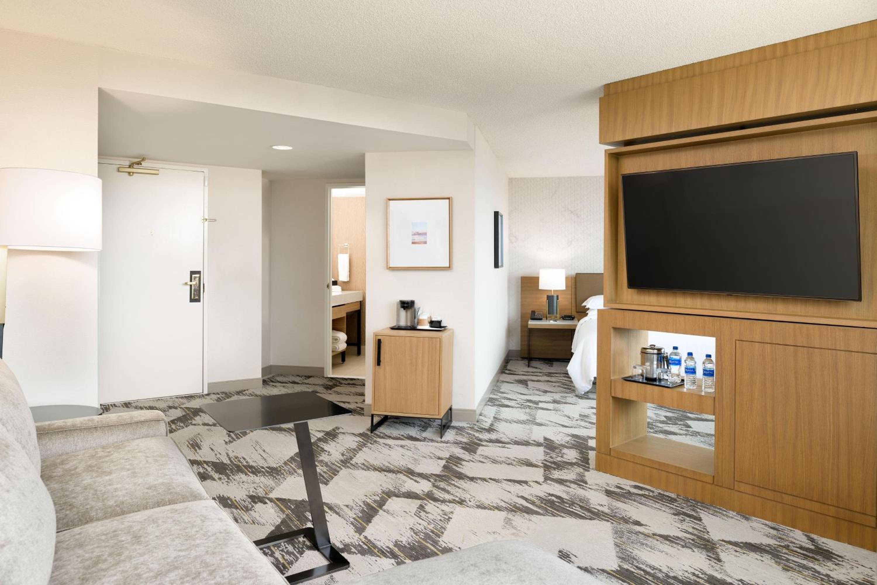 Junior Suite, 1 King - Photo 7
