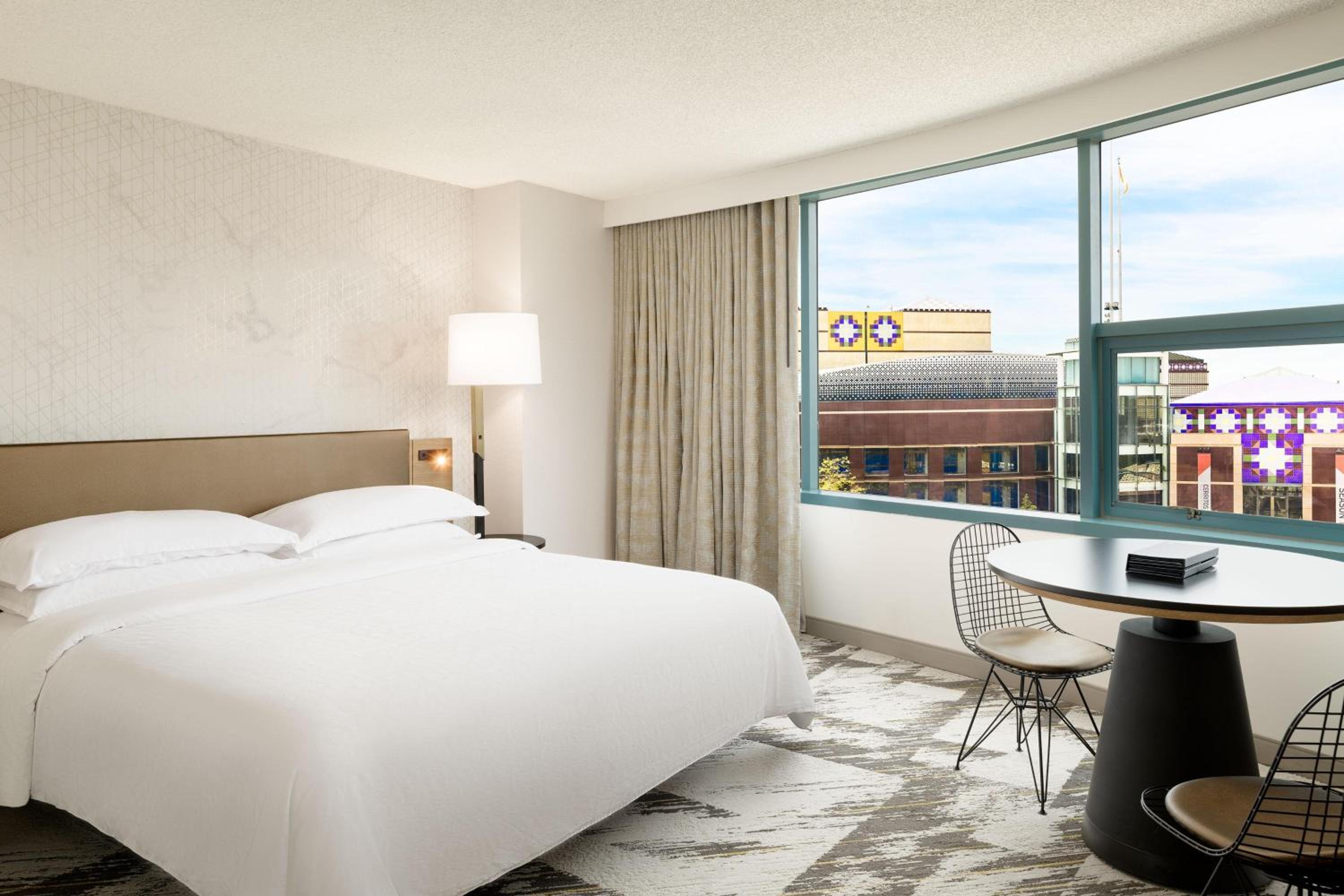 Junior Suite, 1 King - Photo 5