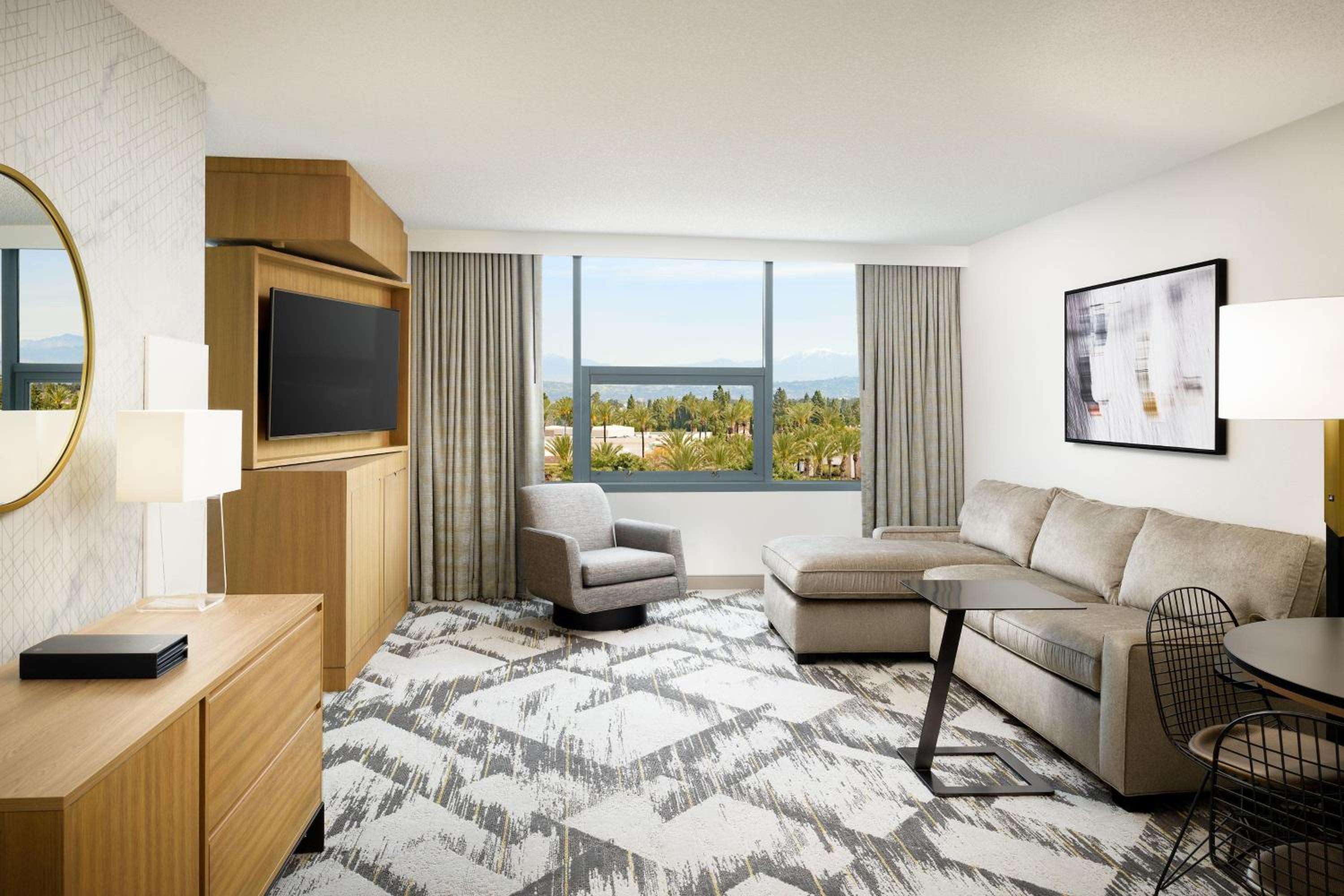 Junior Suite, 1 King - Photo 2