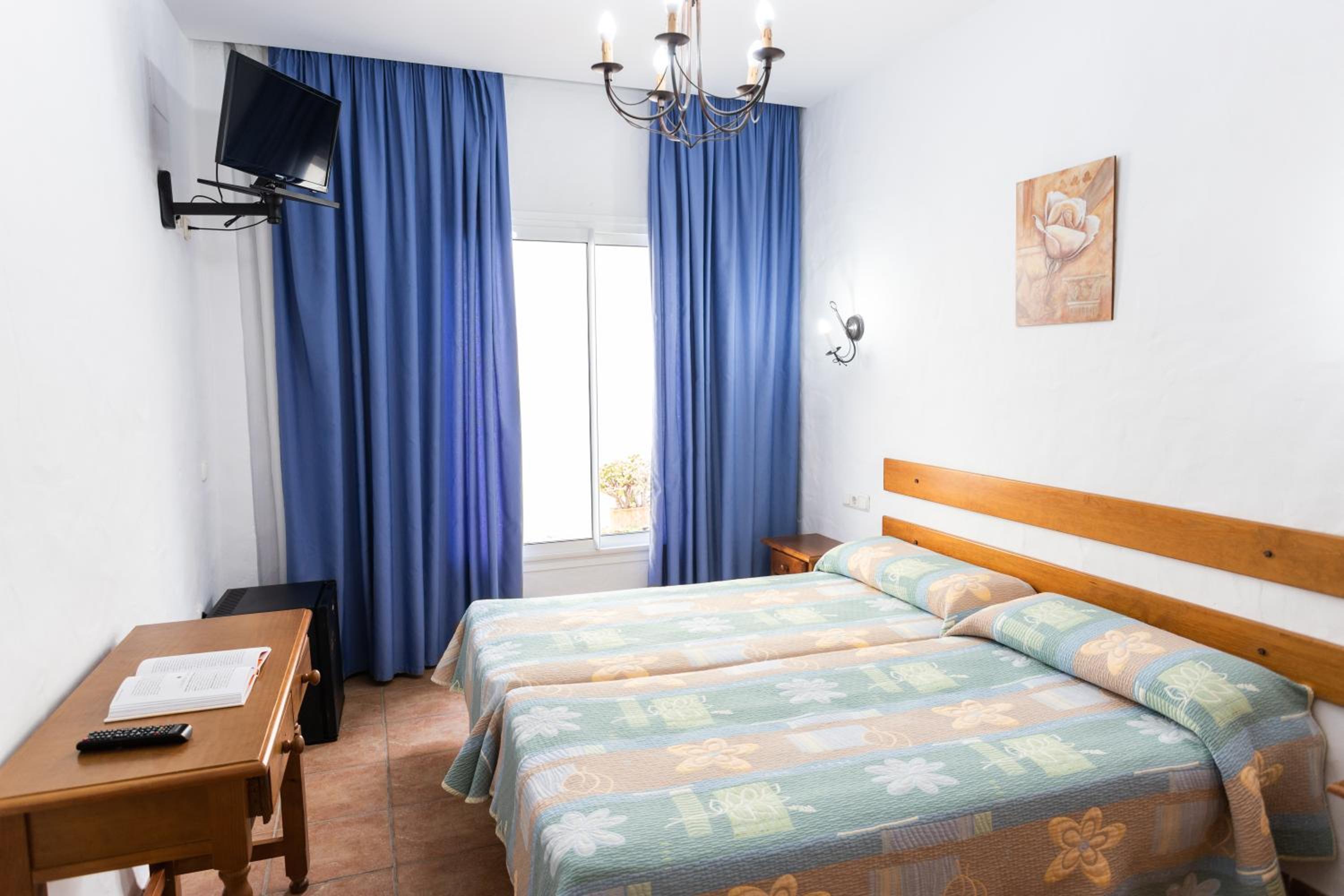 Economy Twin Room - Photo 4