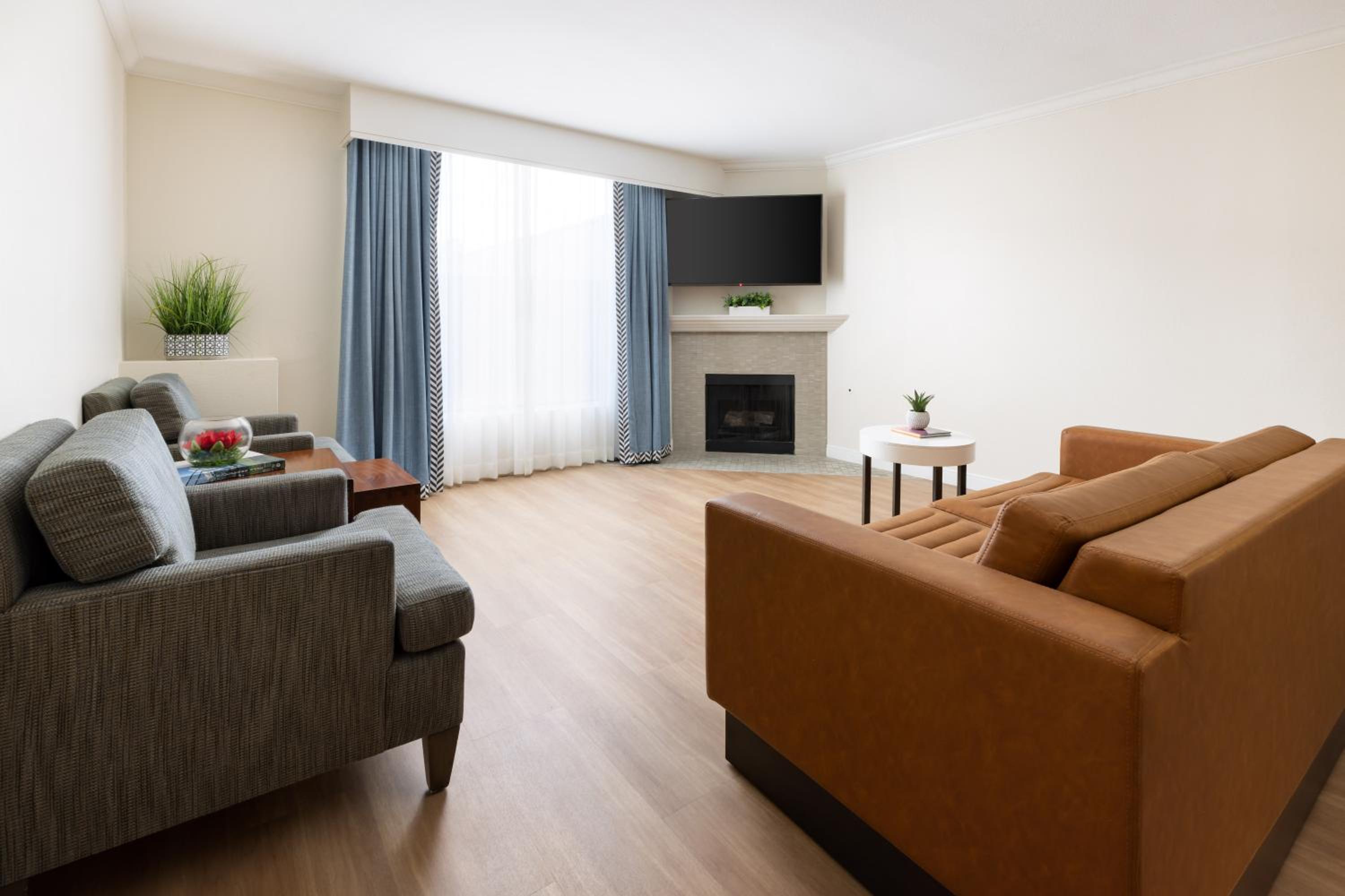 Suite: Two-Bedroom - Photo 2