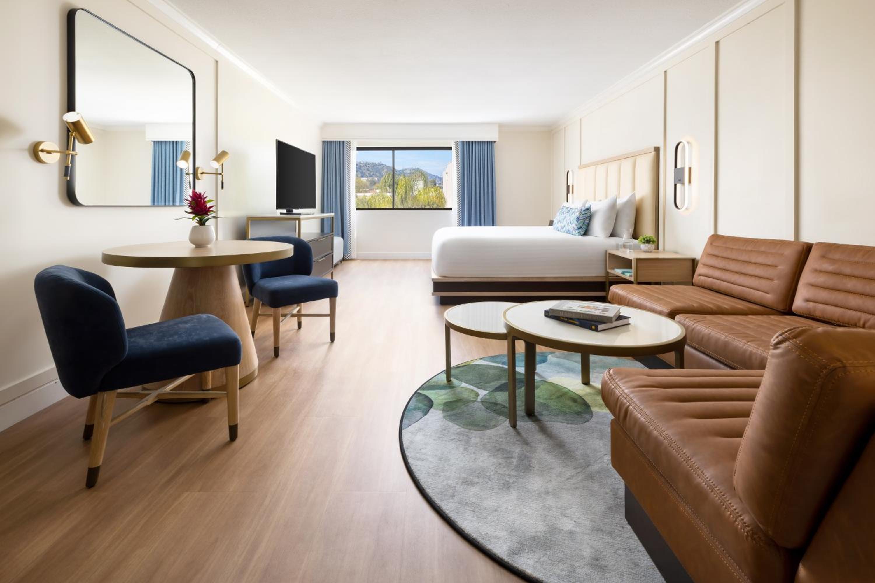 Standard King Room - Photo 8