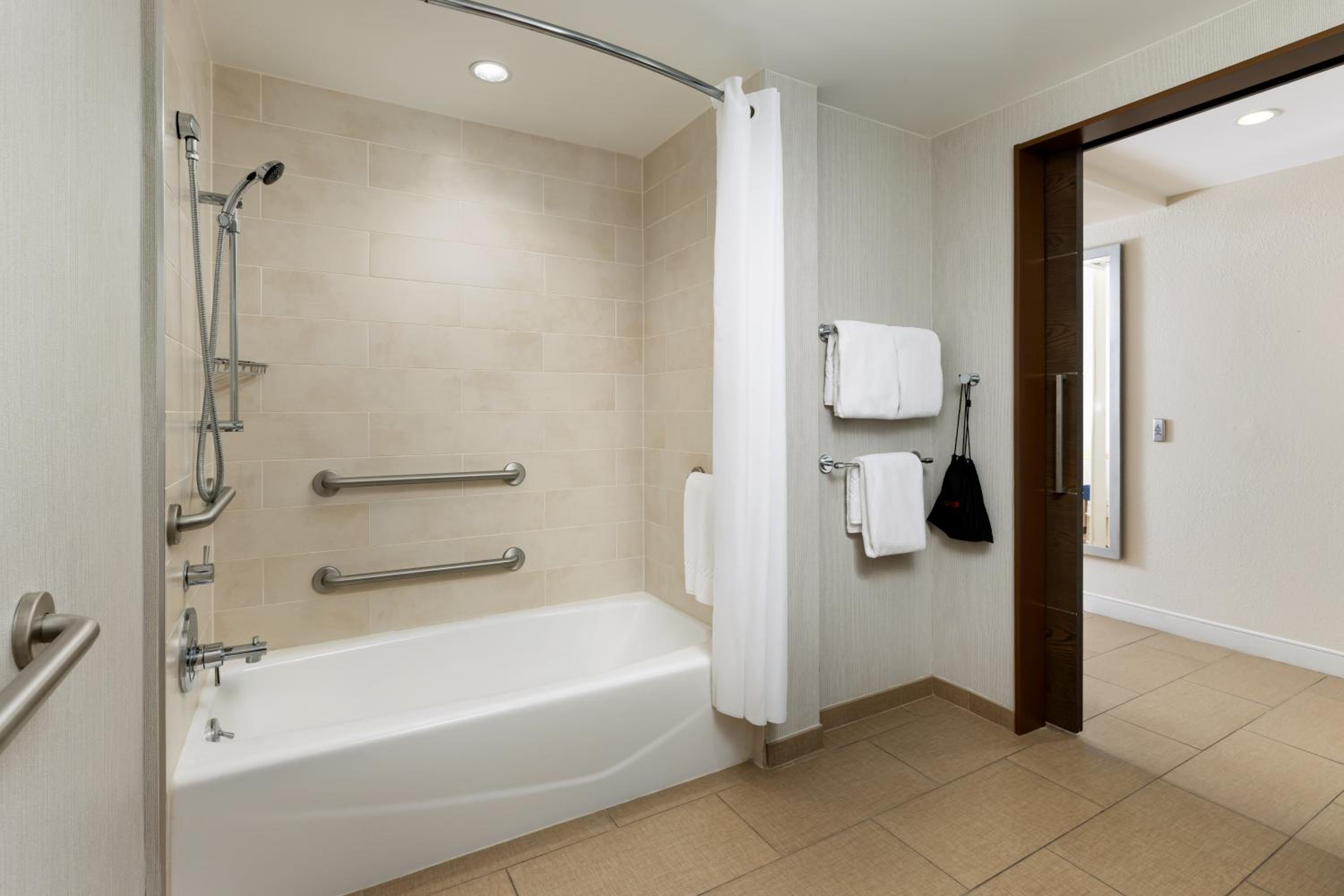 Accessible Queens Premium / Bath Tub With Holding Bar - Photo 4