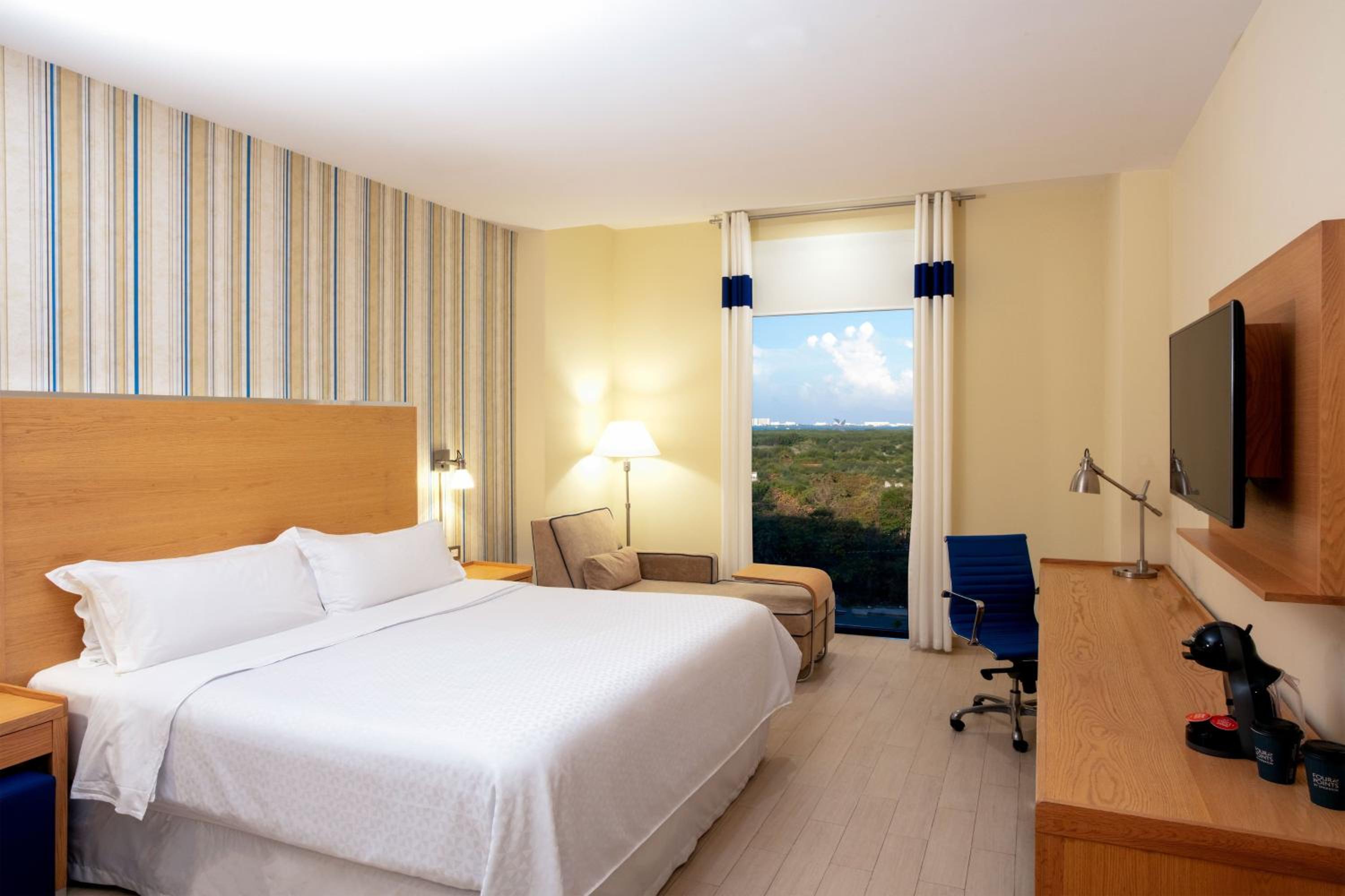 Deluxe, Guest room, 1 King, City view