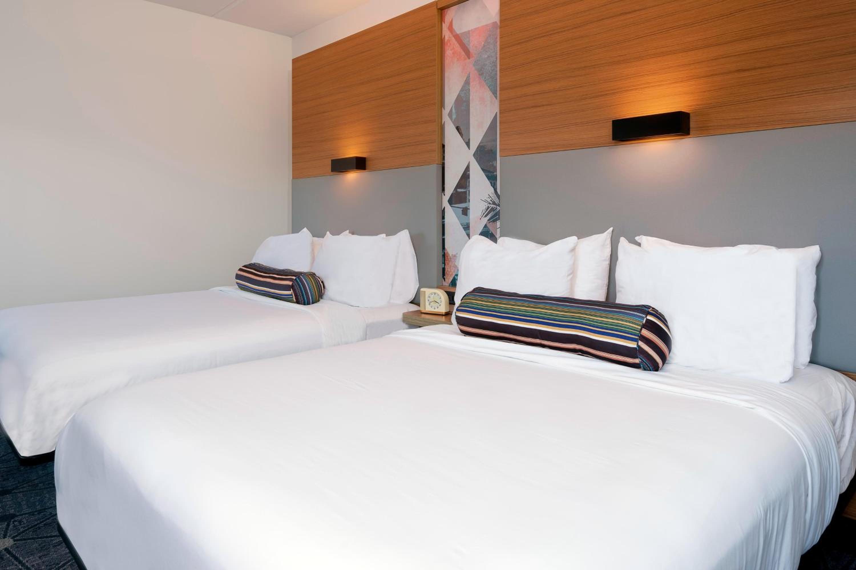 Queen Room with Two Queen Beds - Photo 2