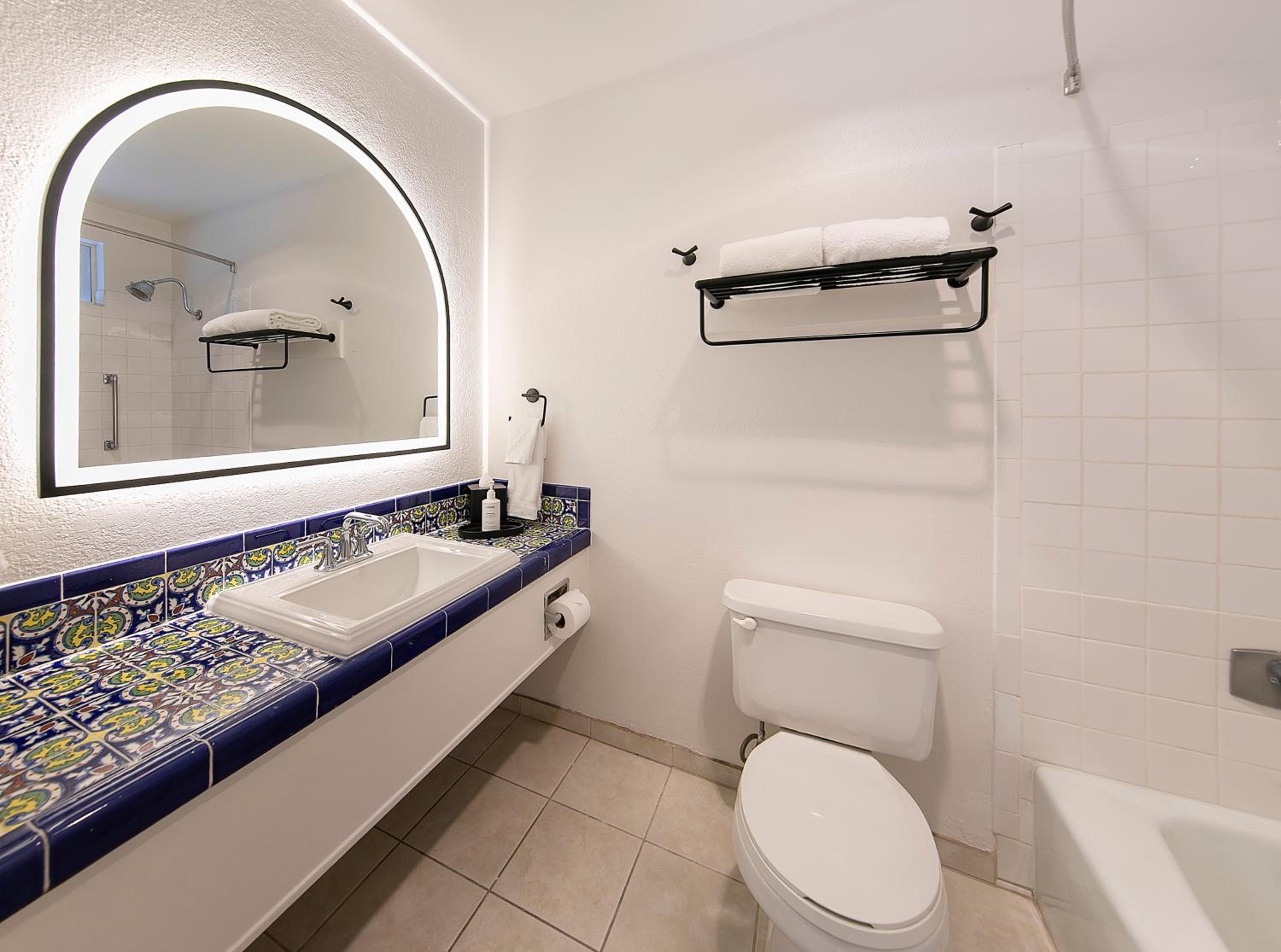 Deluxe Queen Room with Two Queen Beds photo 1