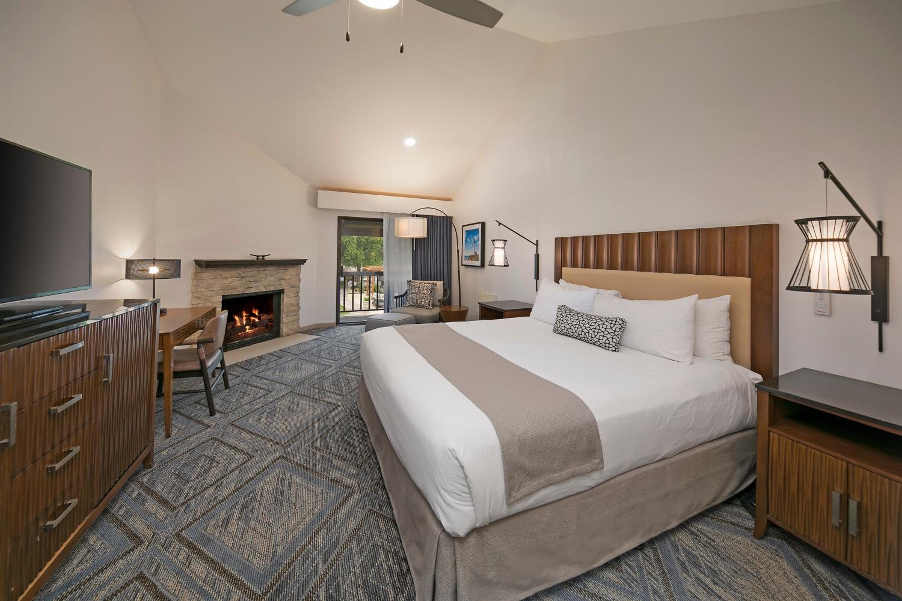 Deluxe King Room photo 1