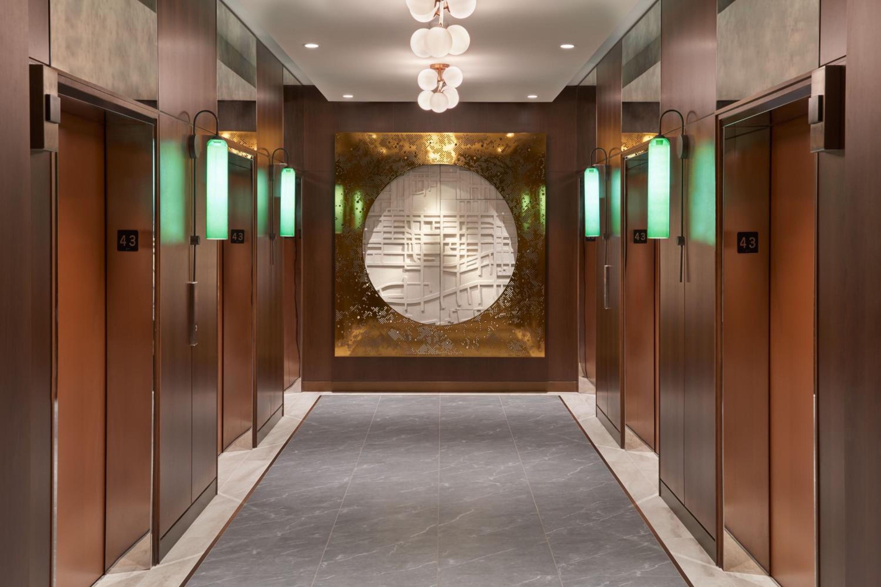 Club Lounge Access, 1 Queen, Premium Guest Room - Photo 2