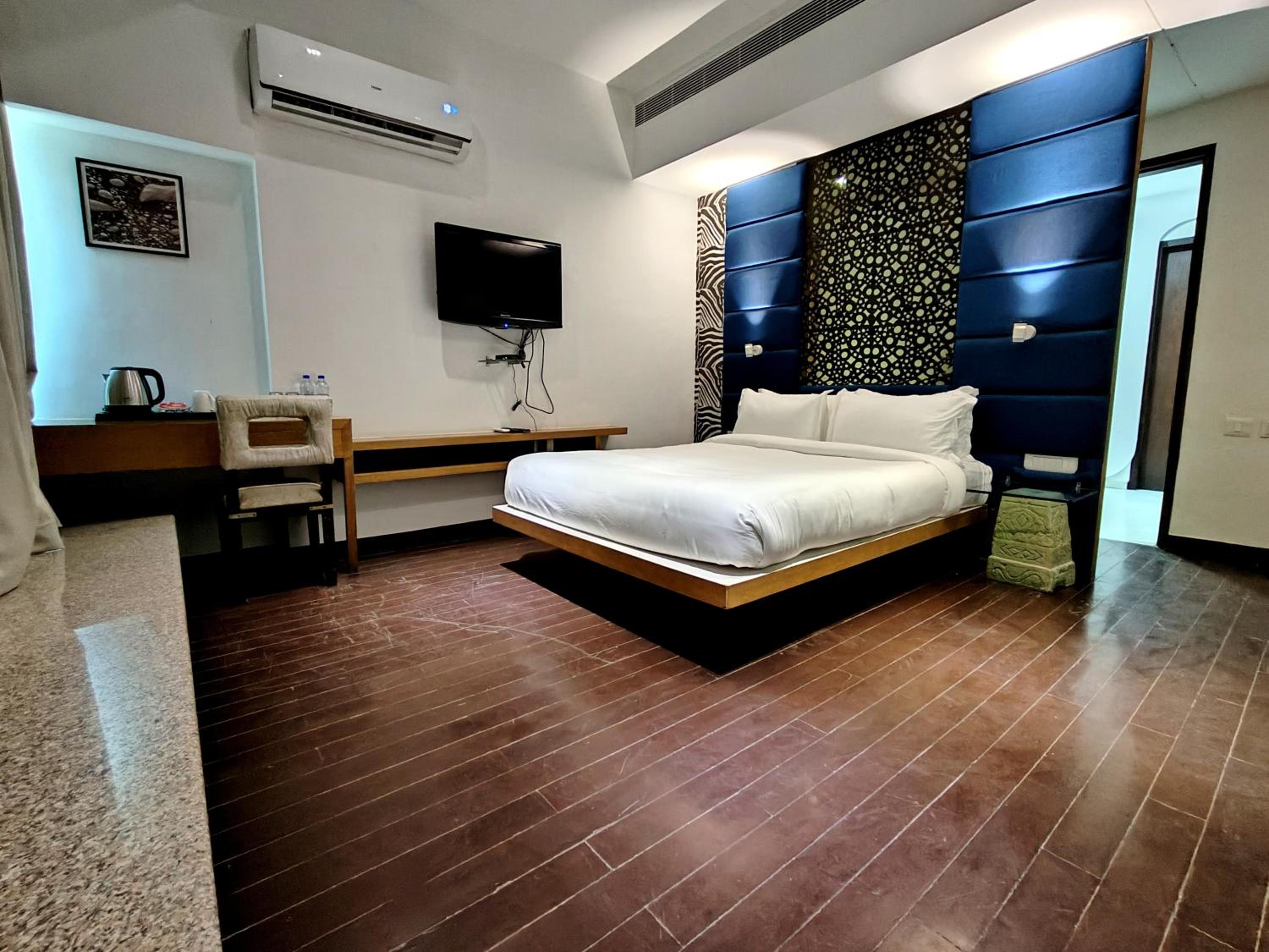 Deluxe King Room photo 2
