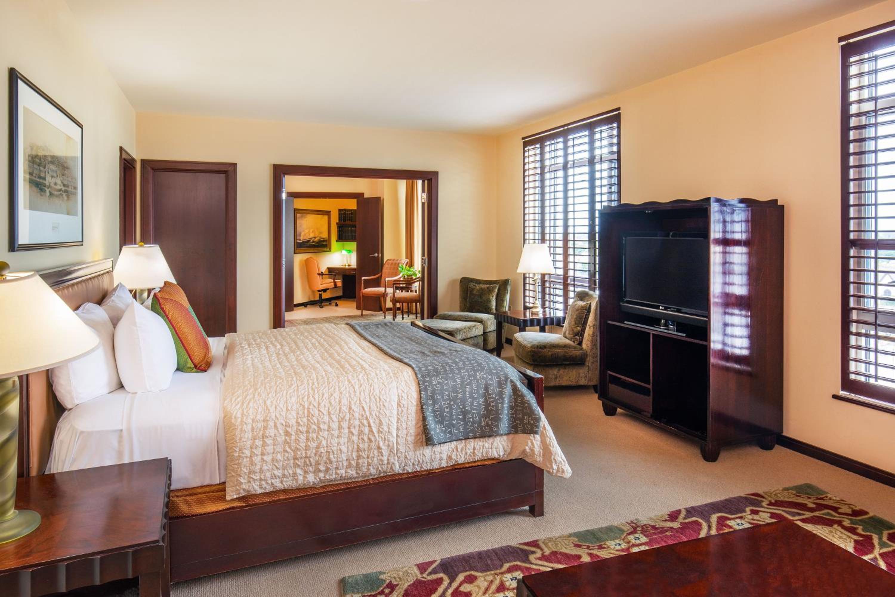 Presidential Suite, 1 King, Sofa bed, City view, Whirlpool