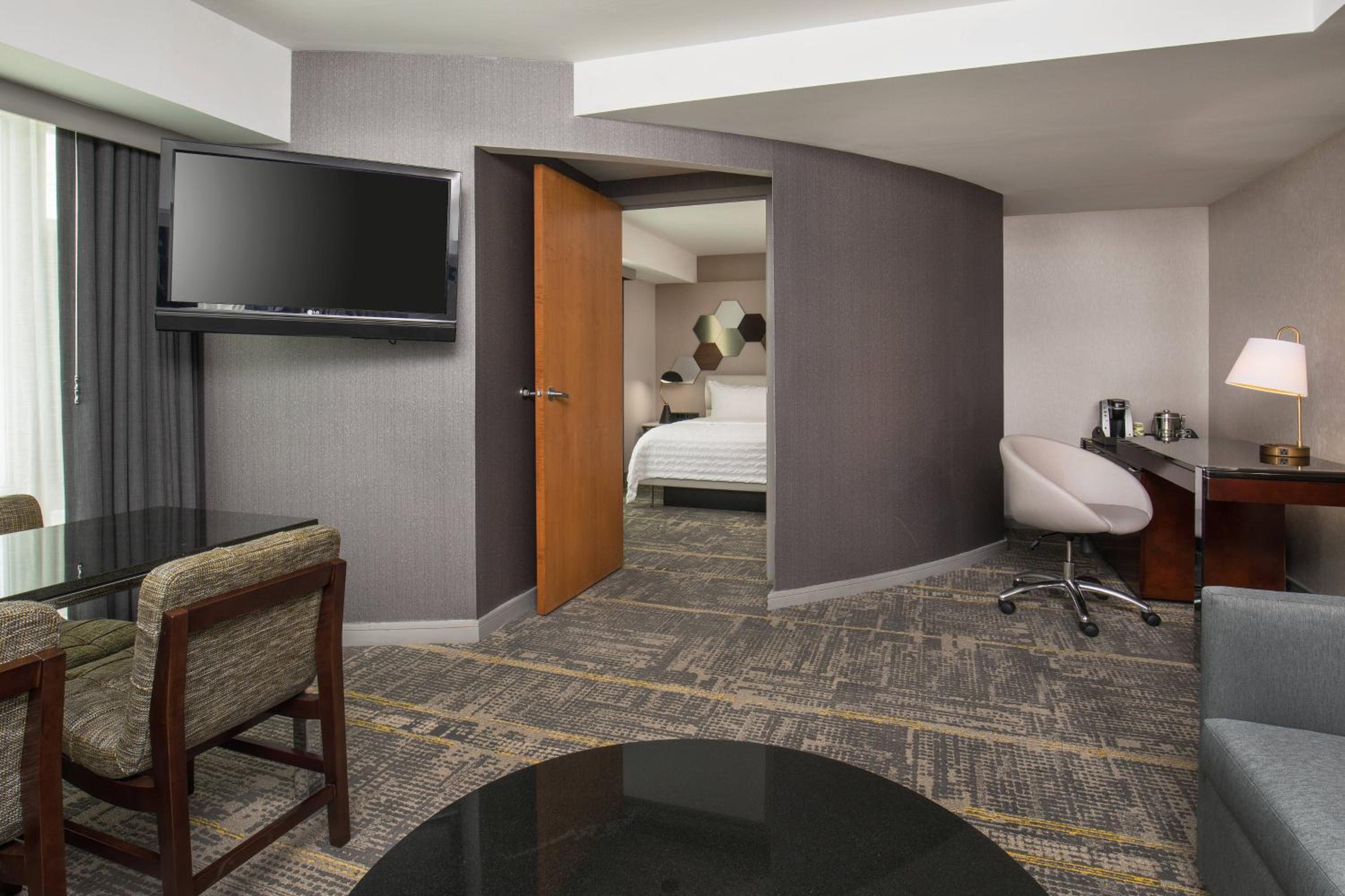 Suite, 1 King, Sofa bed thumbnail 6