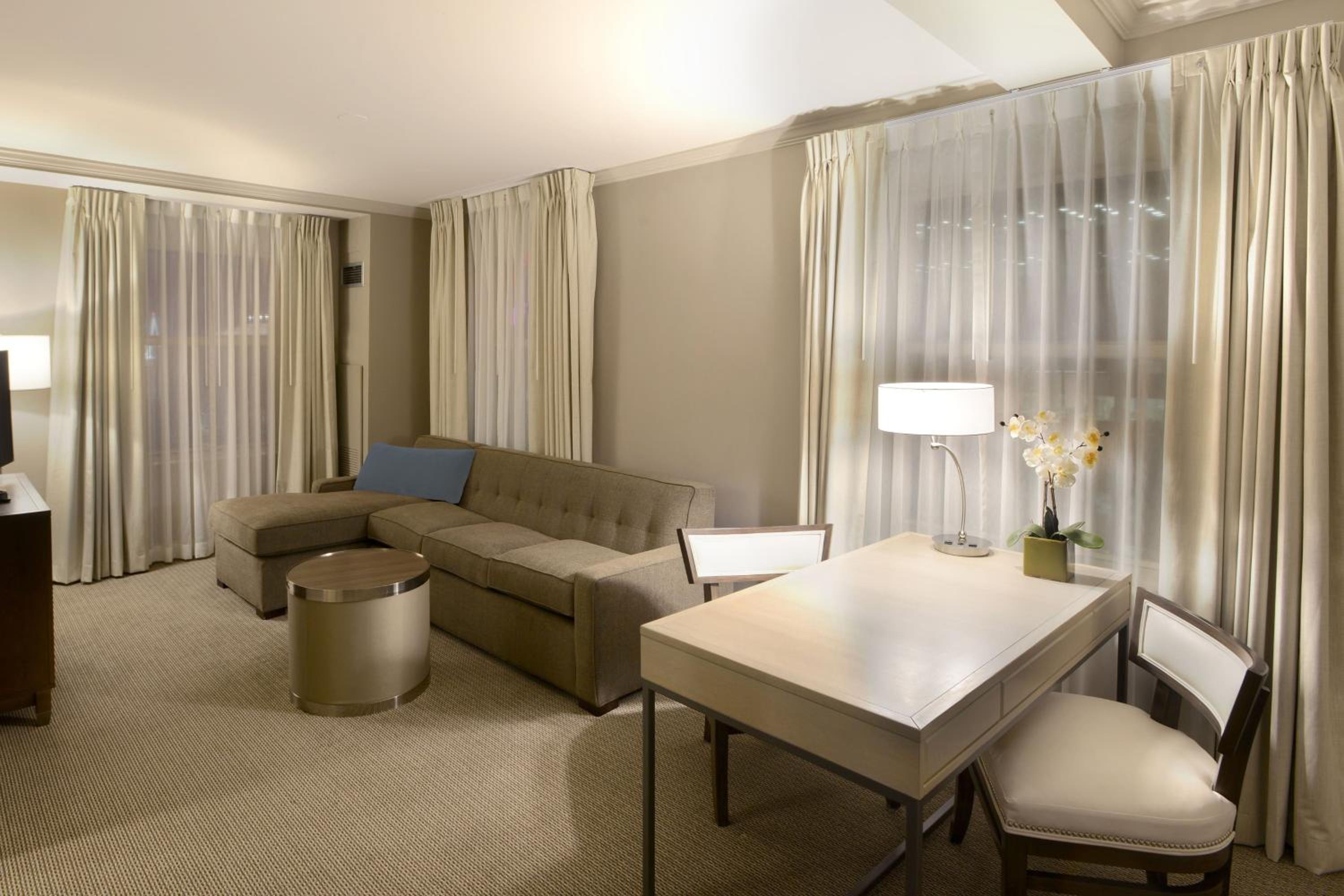 1 King Bed, Corner, Gateway Suite