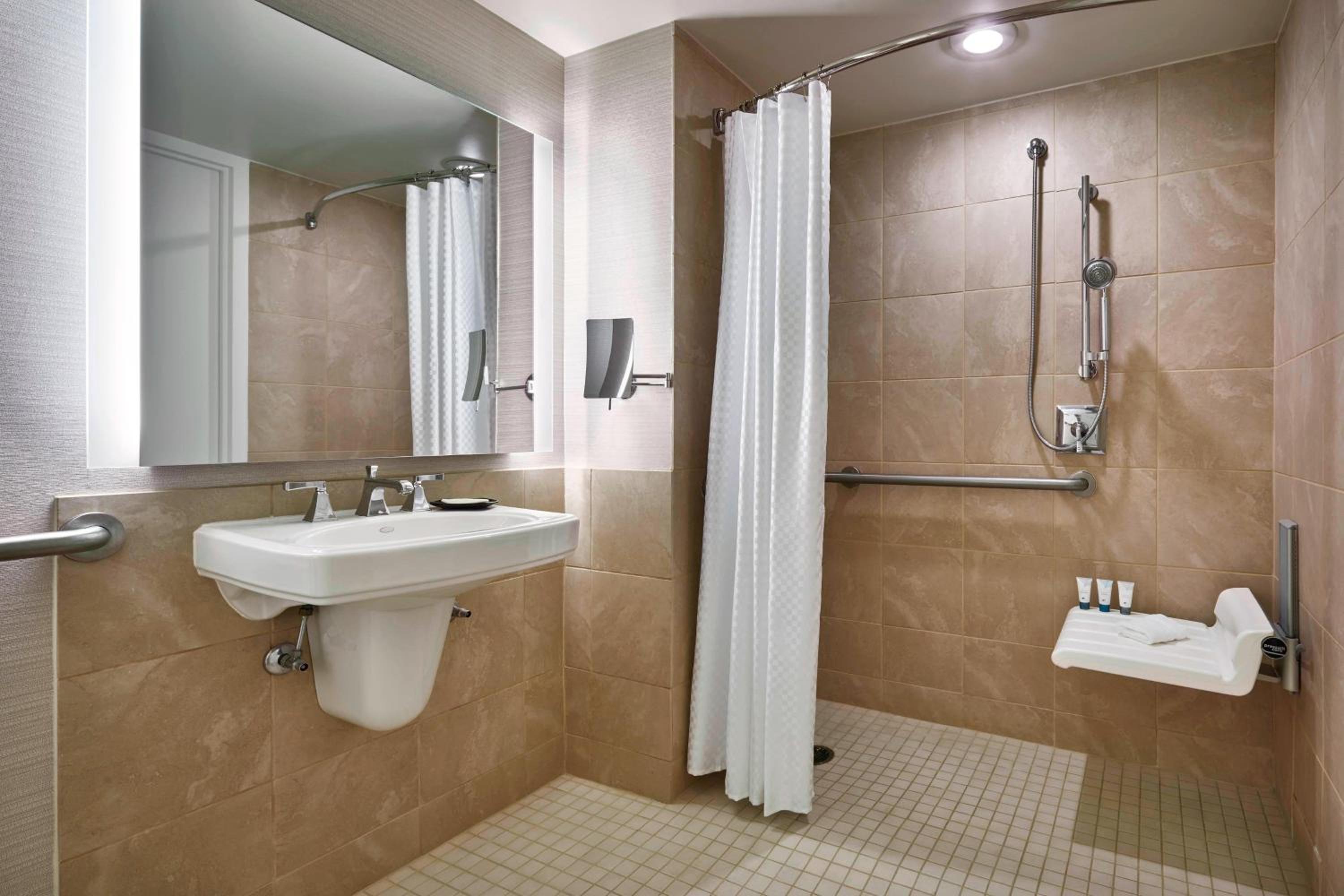 Traditional King Room with Adapted Tub - Mobility Accessible - Photo 4