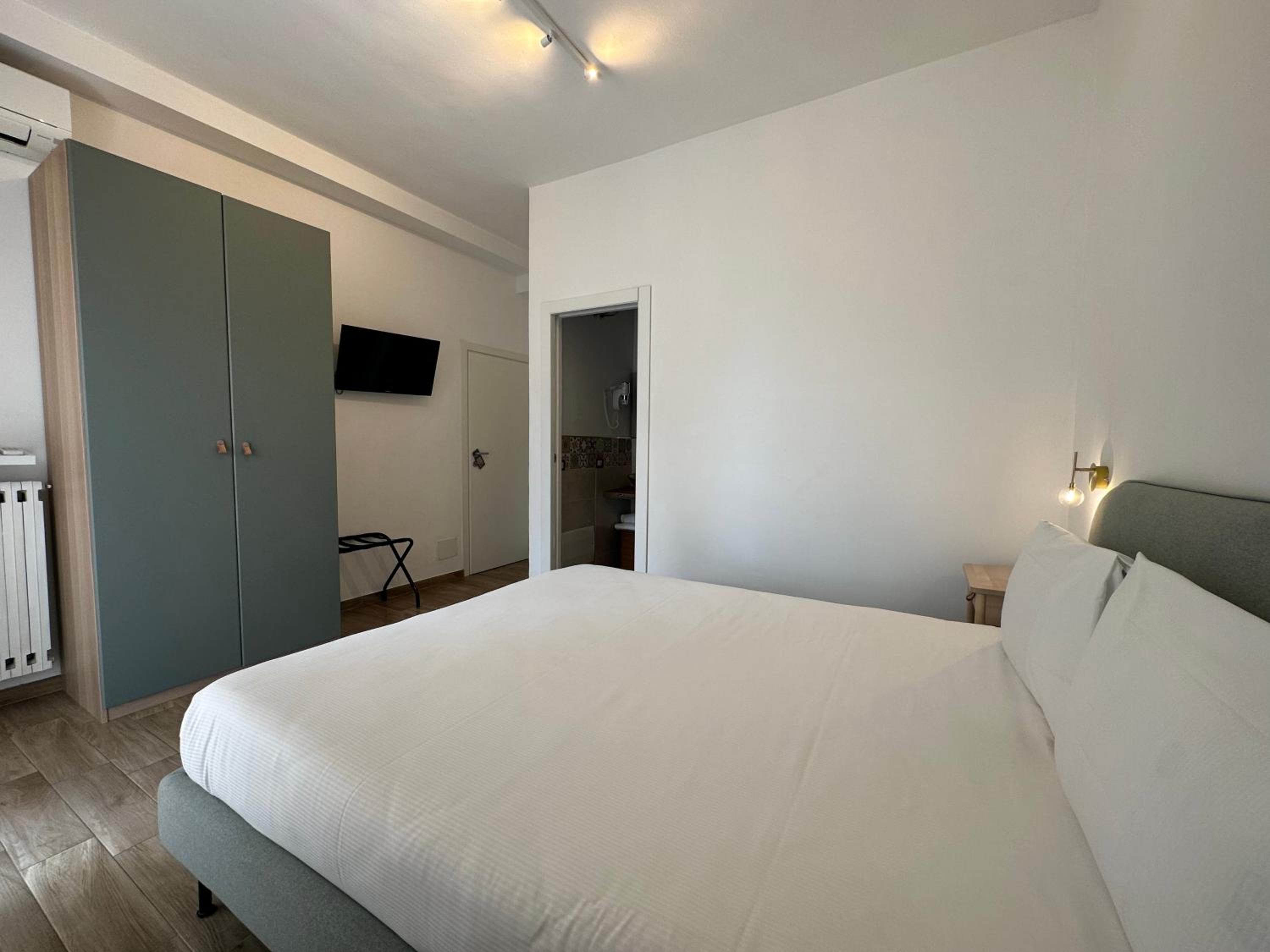Superior Double Room with Balcony - Photo 13