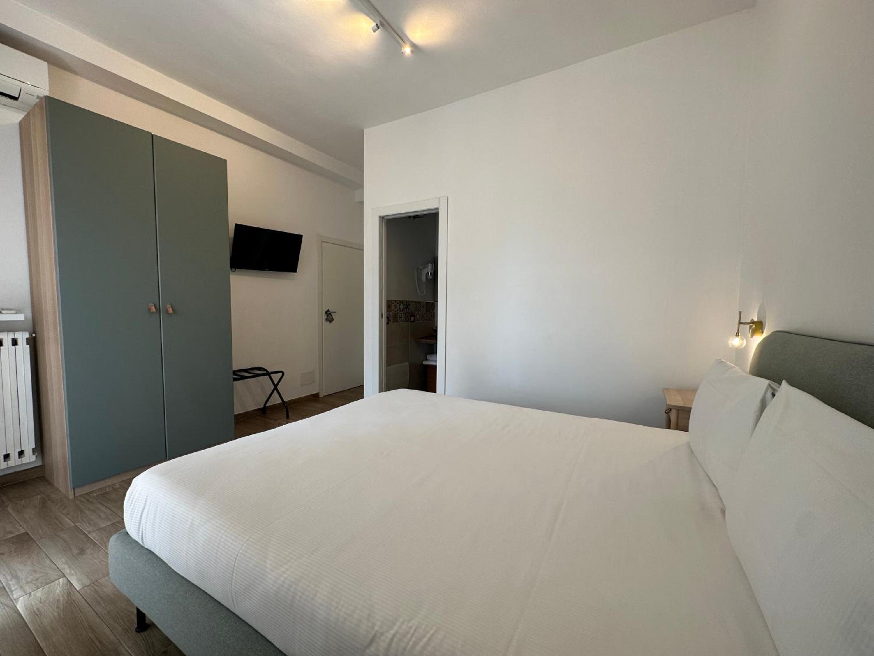Superior Double Room with Balcony - Photo 2