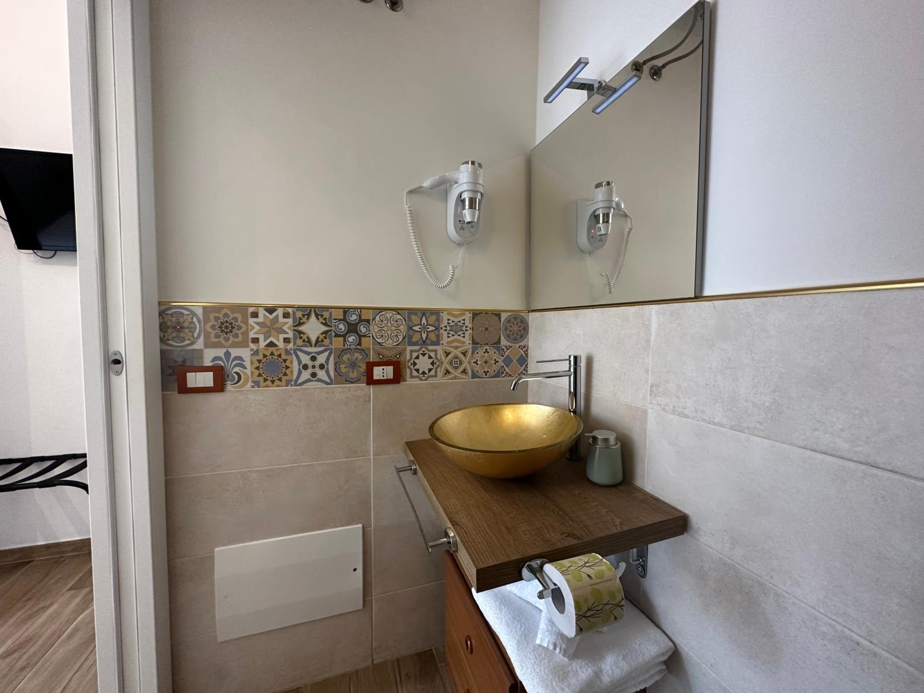 Superior Double Room with Balcony - Photo 8