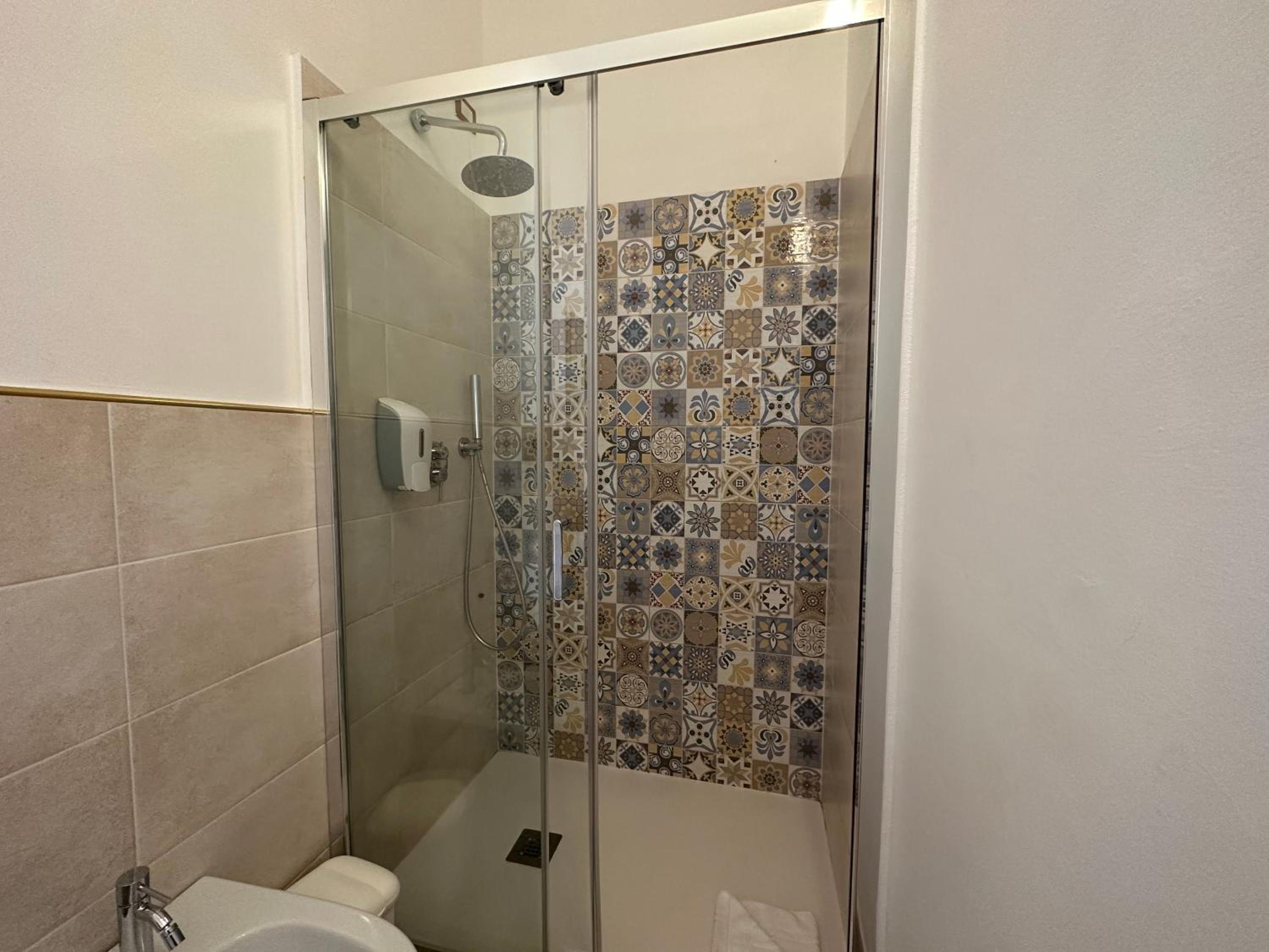 Superior Double Room with Balcony - Photo 10
