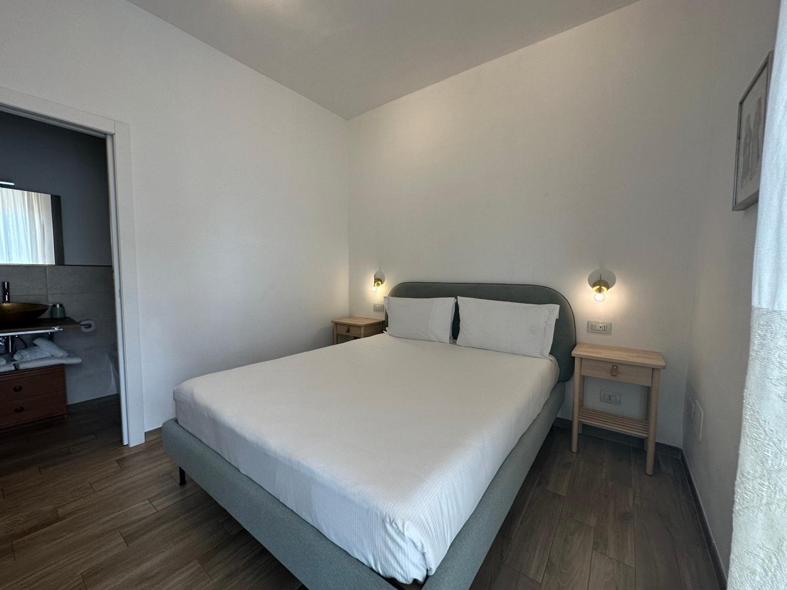 Superior Double Room with Balcony - Photo 6
