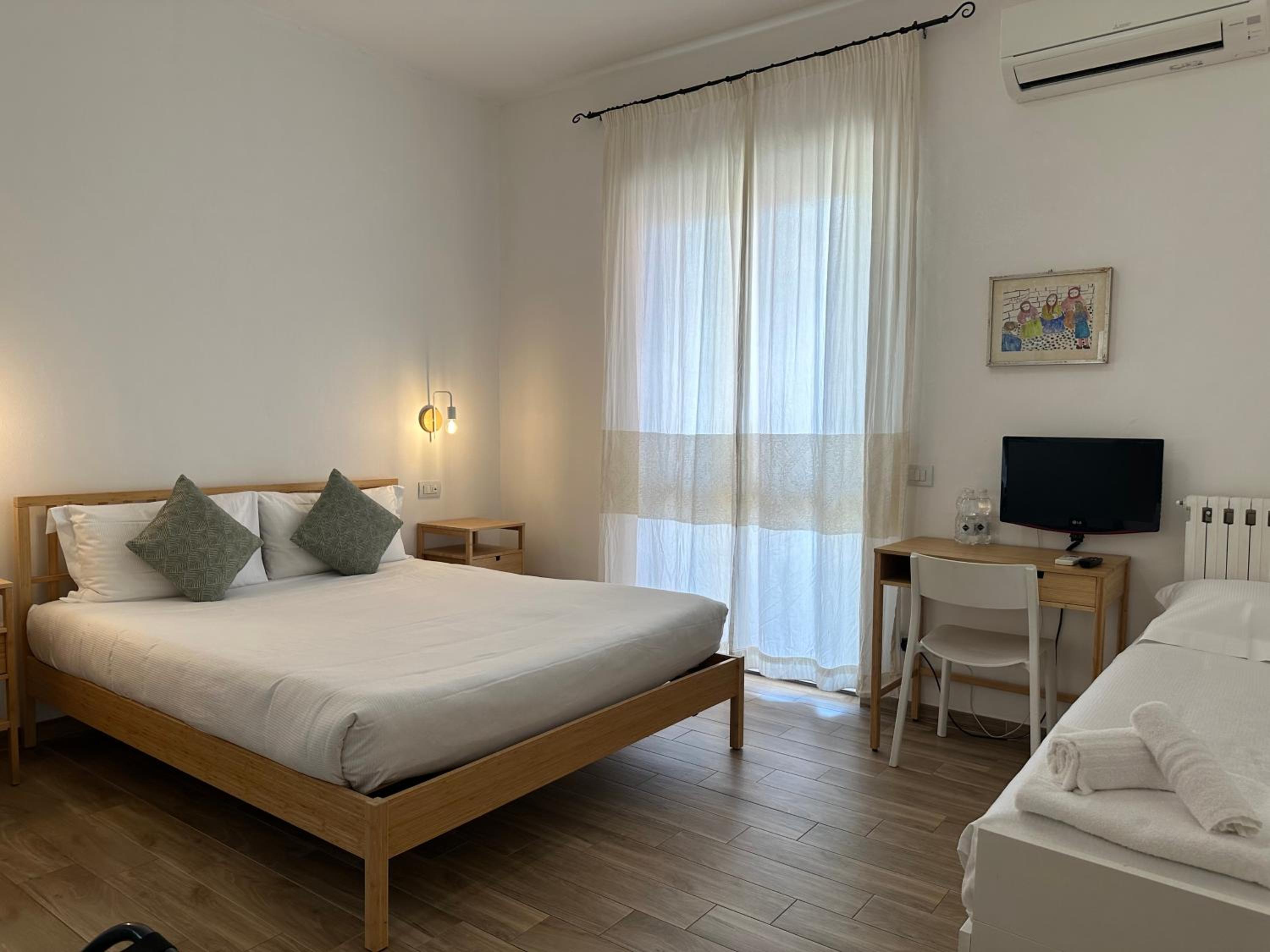 Deluxe Double Room with Extra Bed - Photo 15