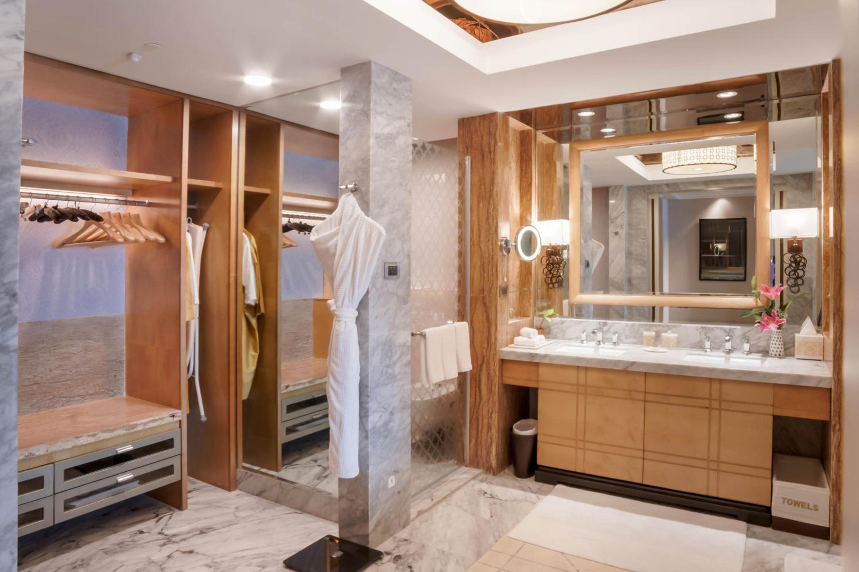 ITC One, Larger Guest room, 1 King or 2 Twin/Single Bed(s) - Photo 5