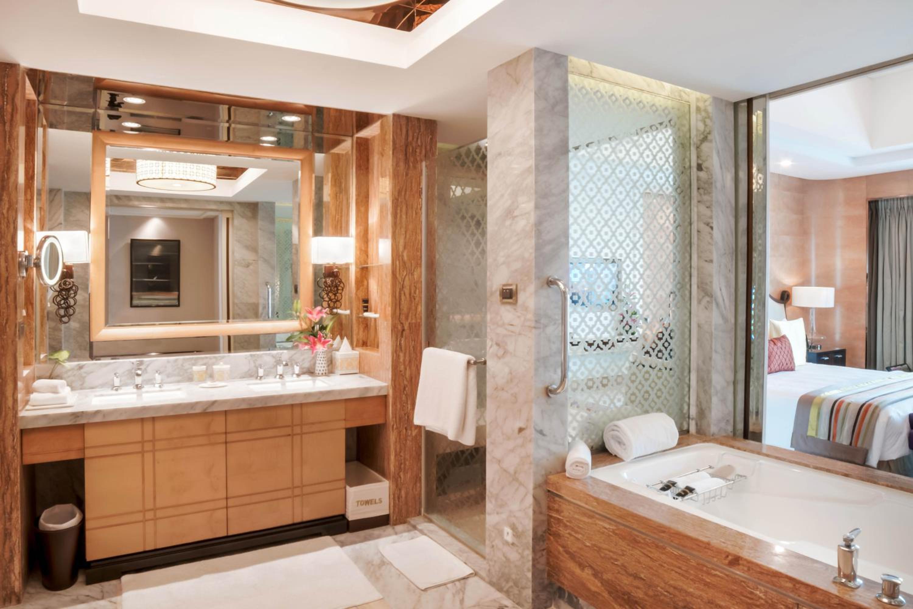 ITC One, Larger Guest room, 1 King or 2 Twin/Single Bed(s) - Photo 6