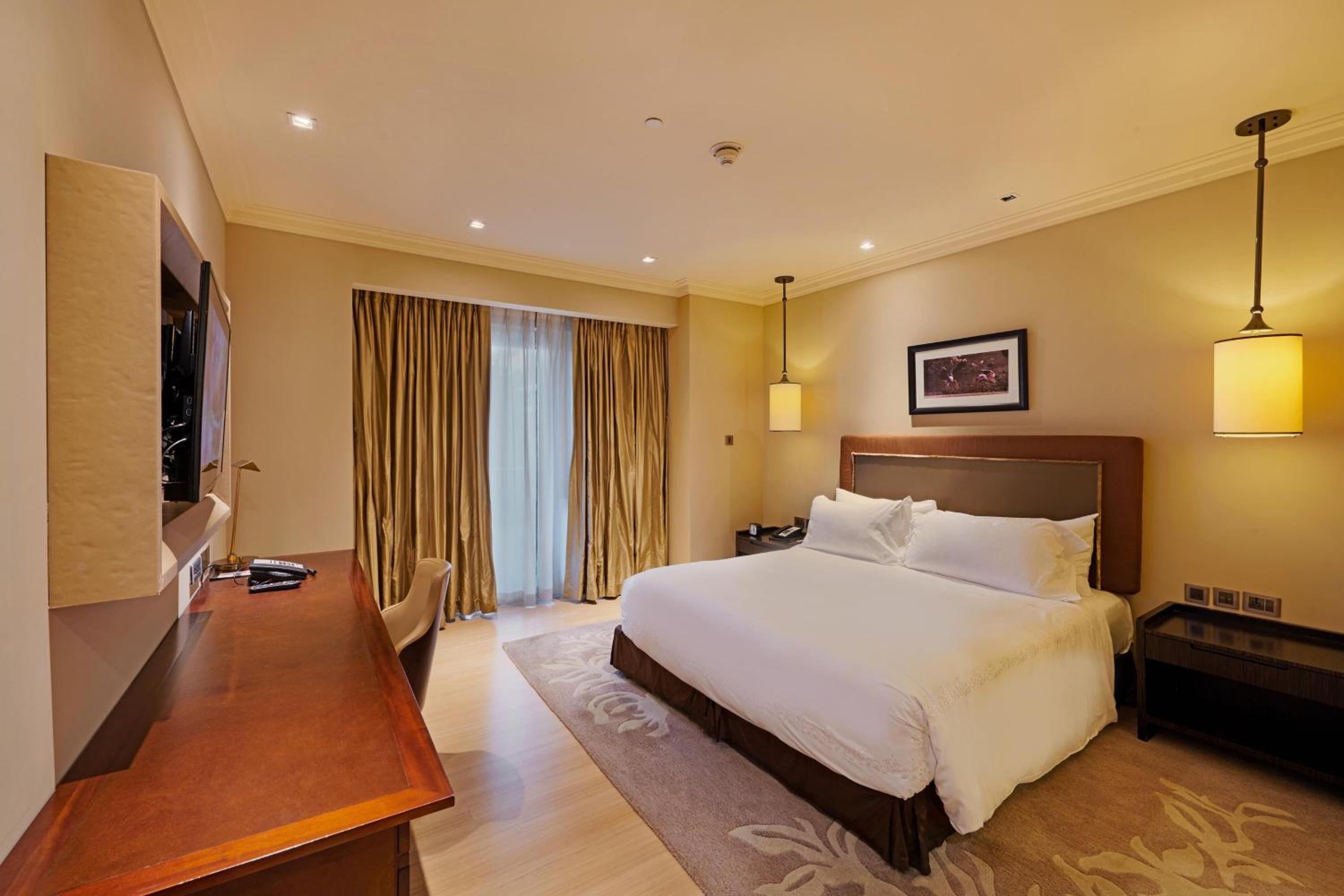 One-Bedroom Apartment, 1 Queen – South Wing - Photo 1