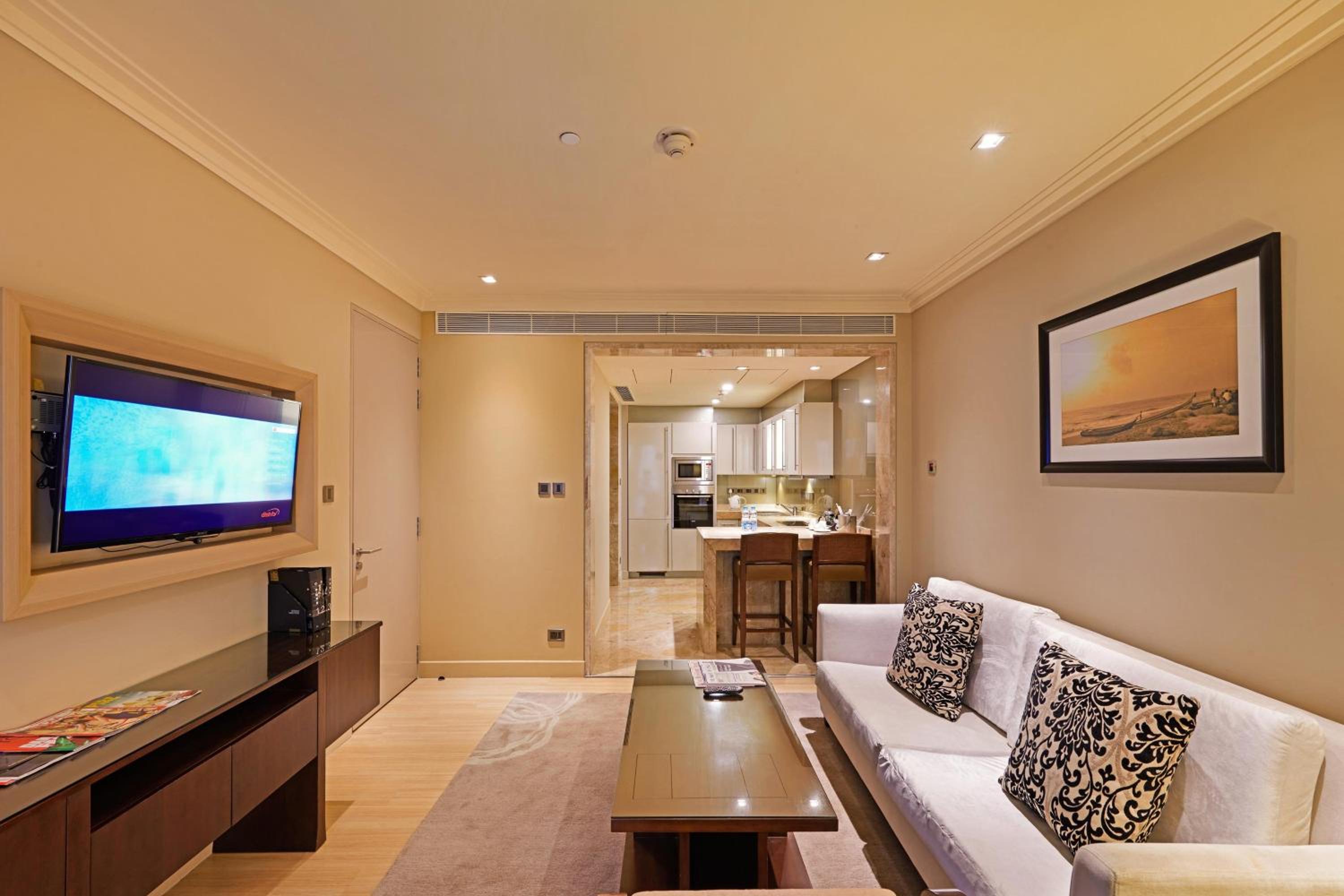 One-Bedroom Apartment, 1 Queen – South Wing - Photo 2
