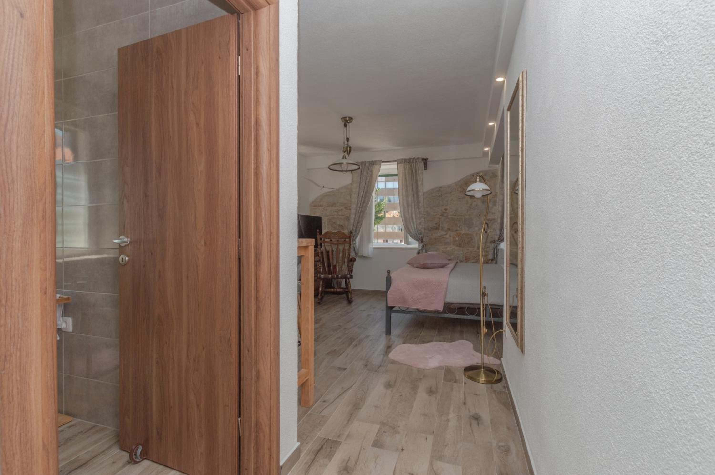 Studio Apartment - Photo 6