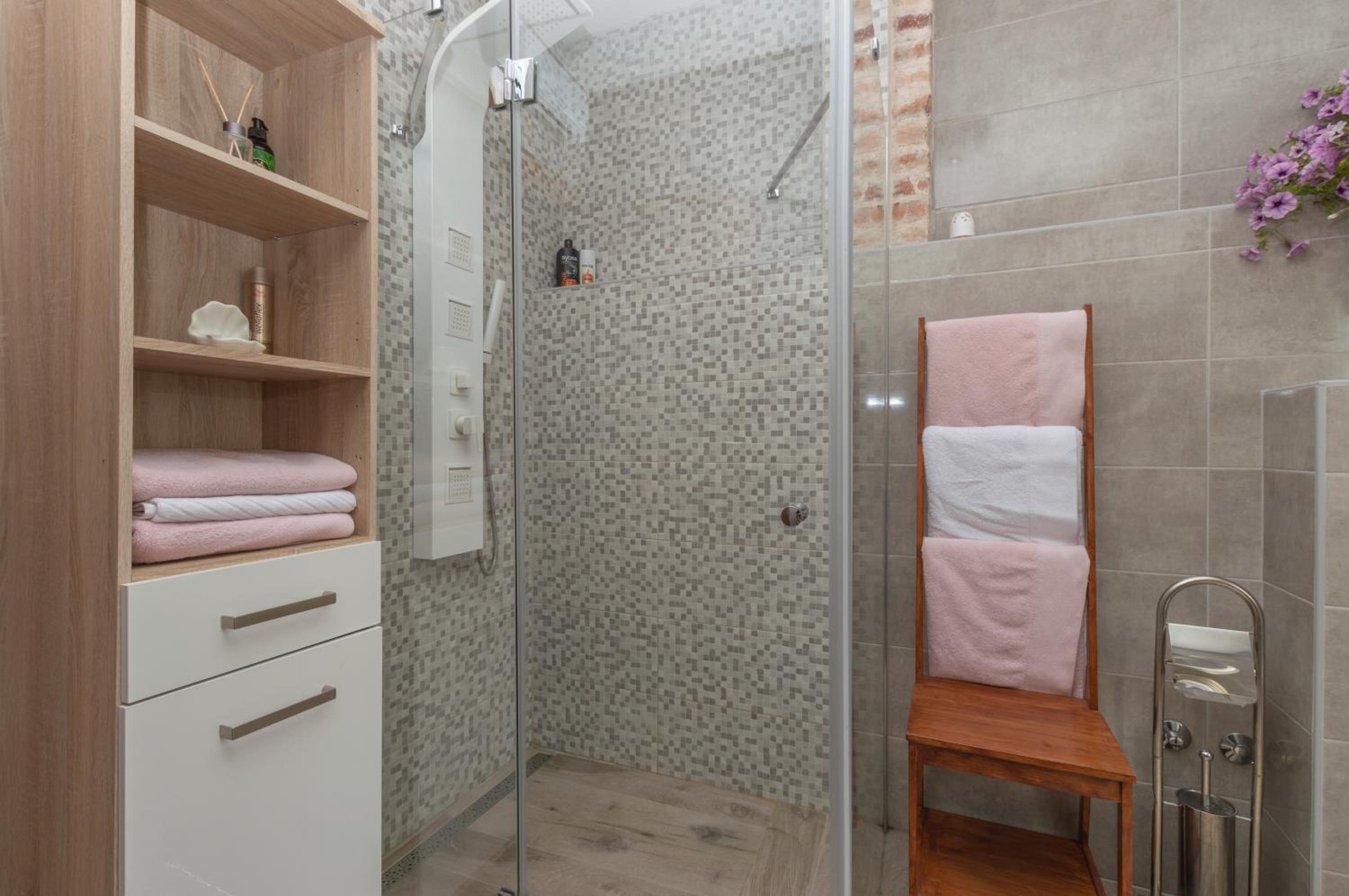 Studio Apartment - Photo 14