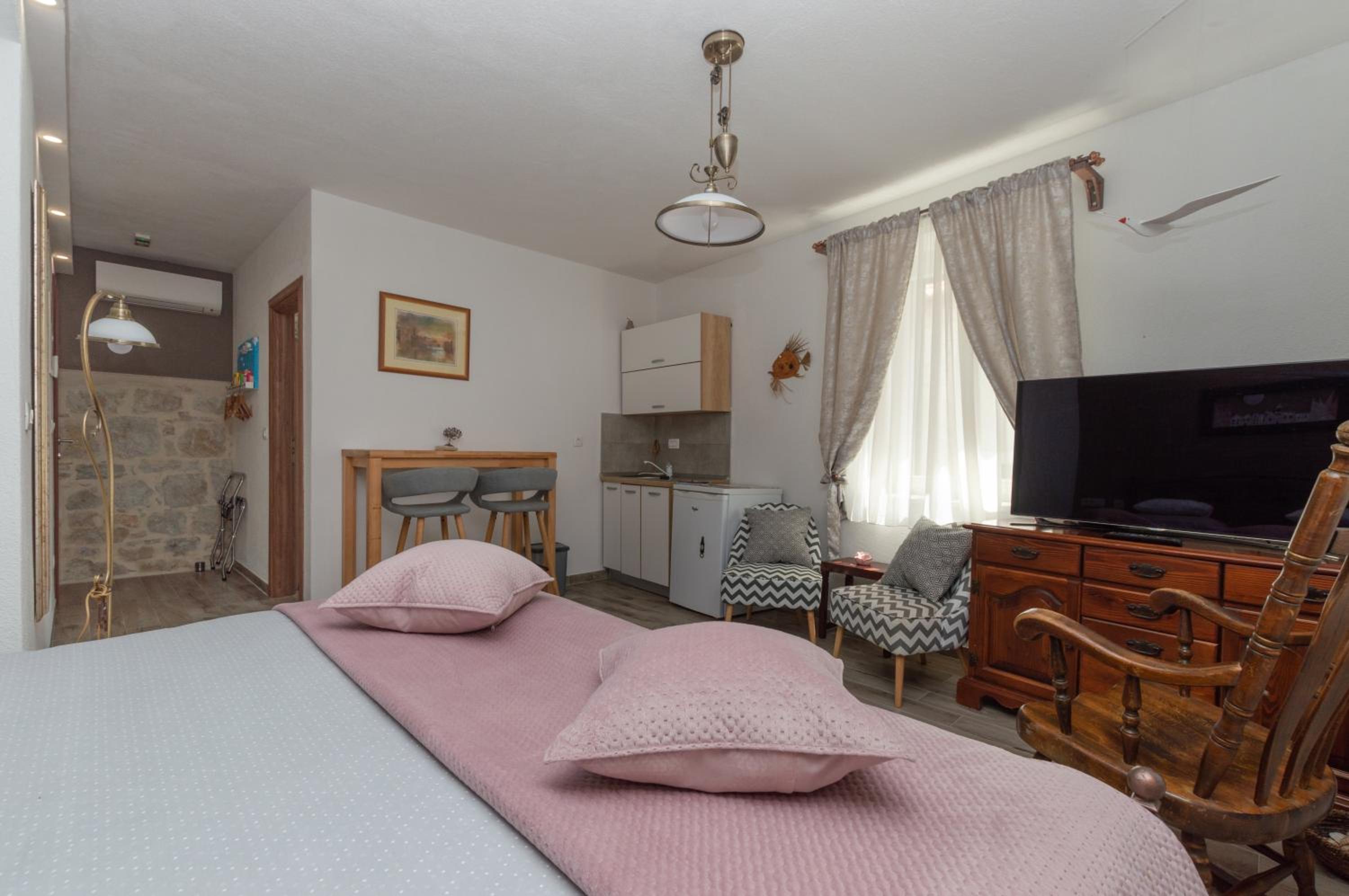 Studio Apartment - Photo 20