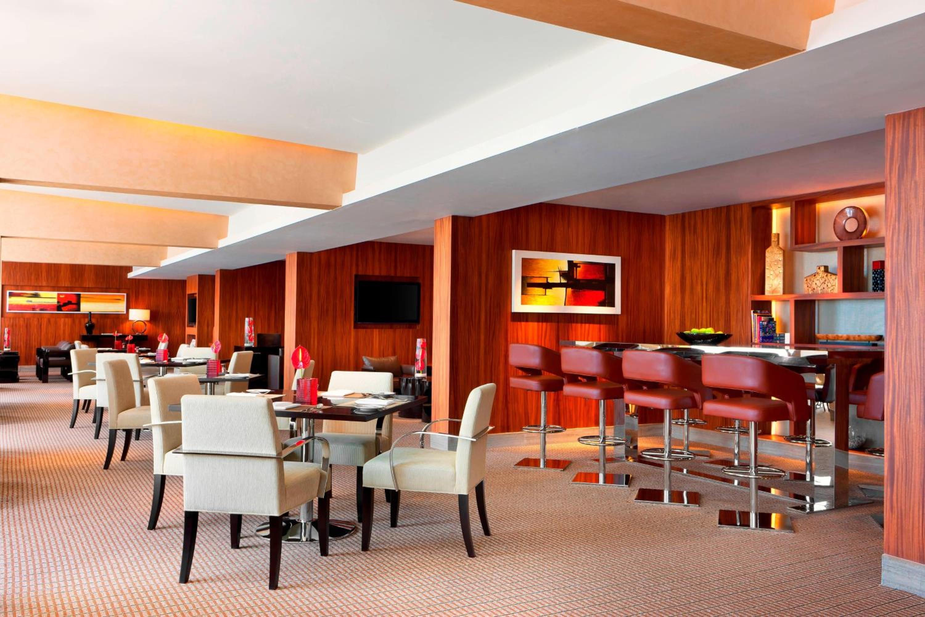 Guest Room, 1 King Bed, Club Lounge Access - Photo 4