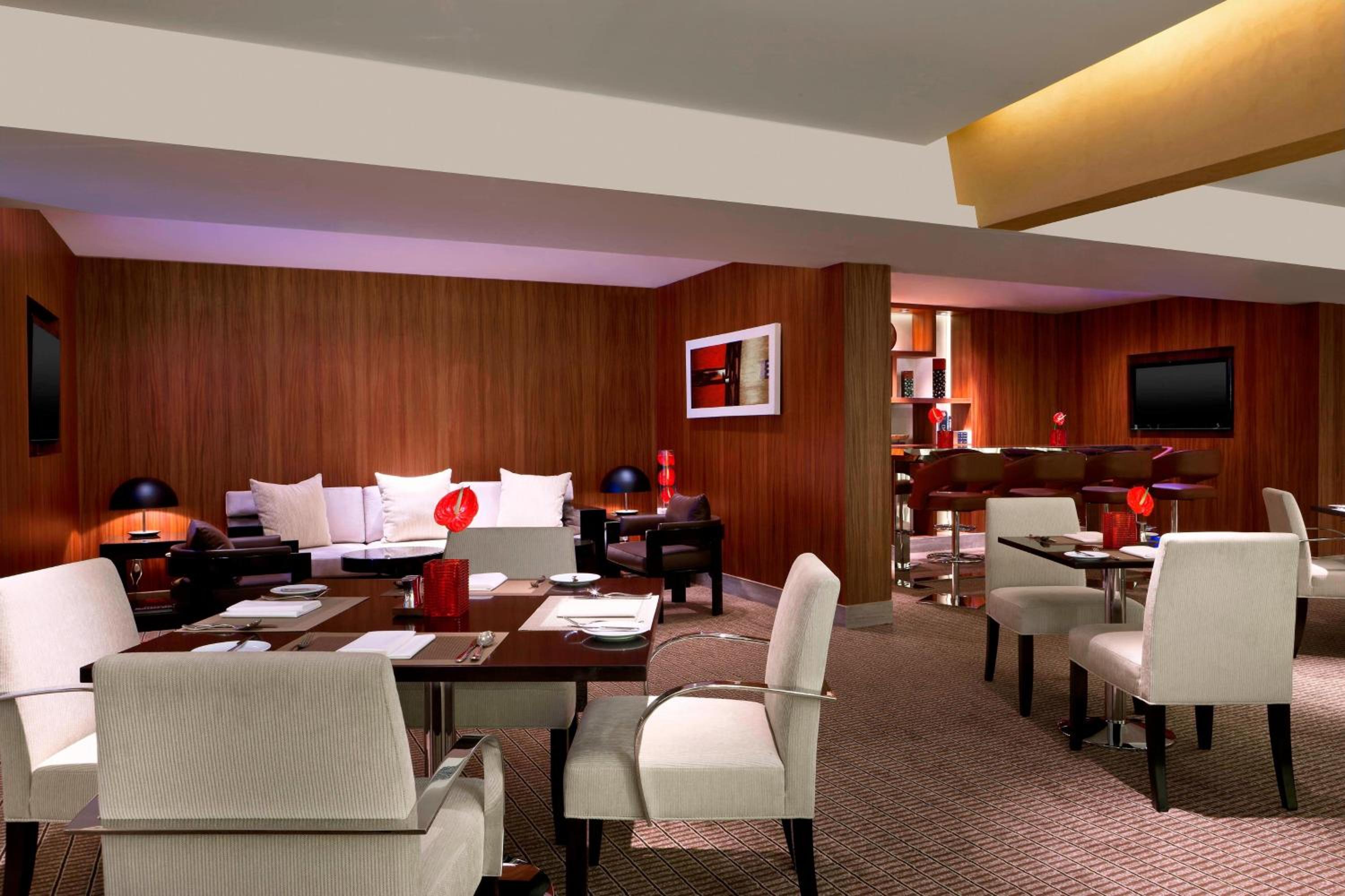 Guest Room, 1 King Bed, Club Lounge Access - Photo 2