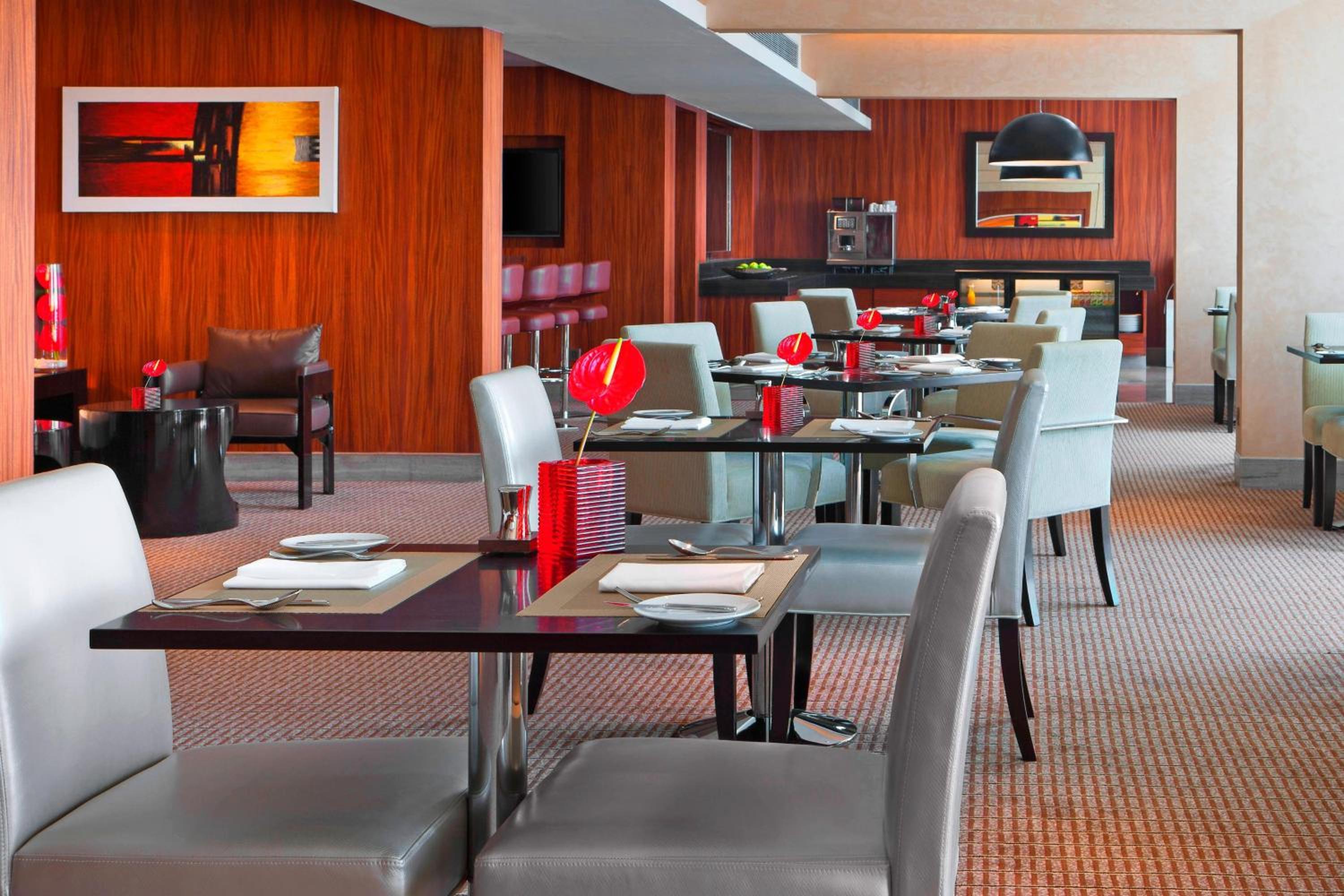 Guest Room, 1 King Bed, Club Lounge Access - Photo 3
