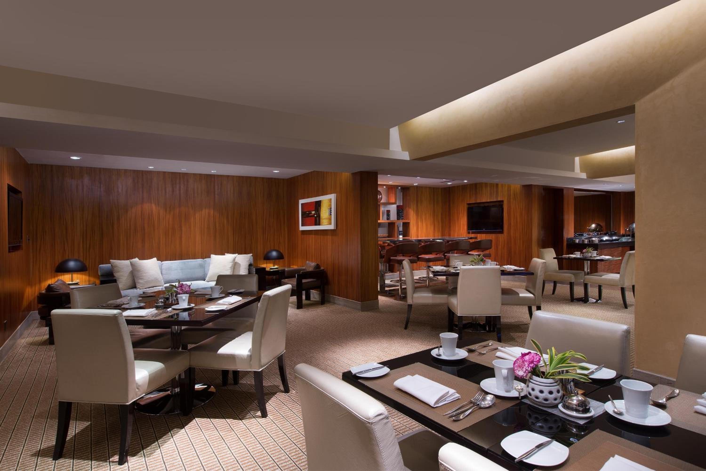 Guest Room, 1 King Bed, Club Lounge Access - Photo 6