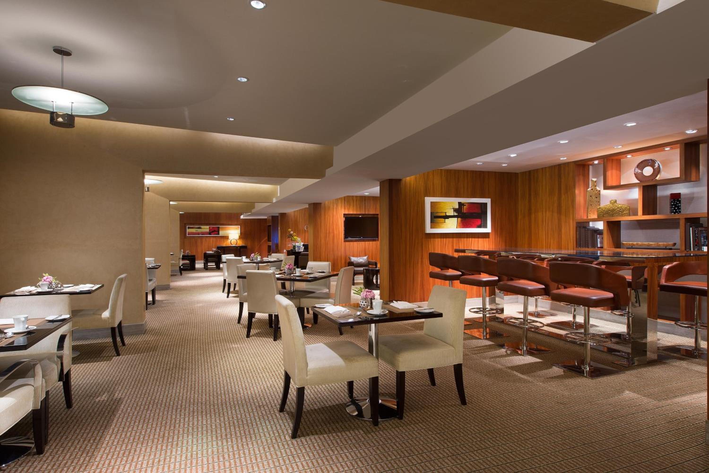 Guest Room, 1 King Bed, Club Lounge Access - Photo 5