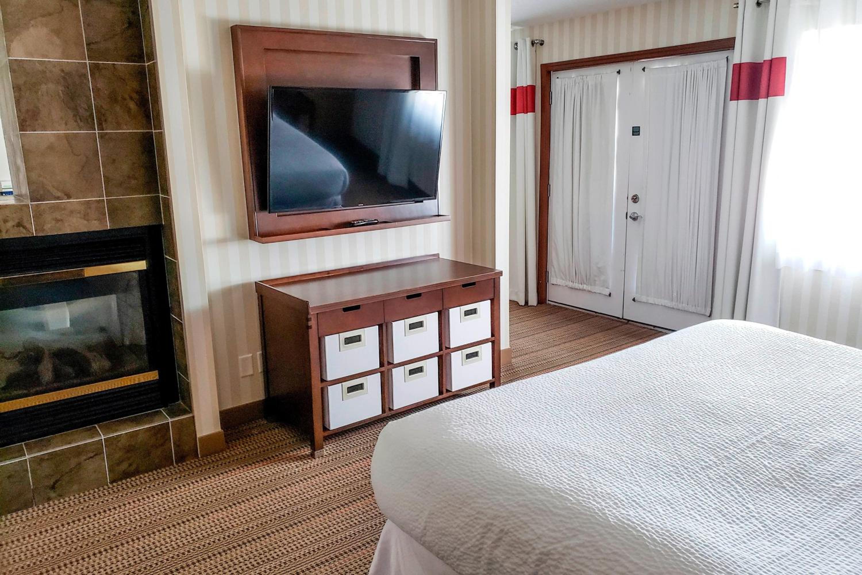 Suite, 1 King, Alternate bed: sofa bed  photo 2