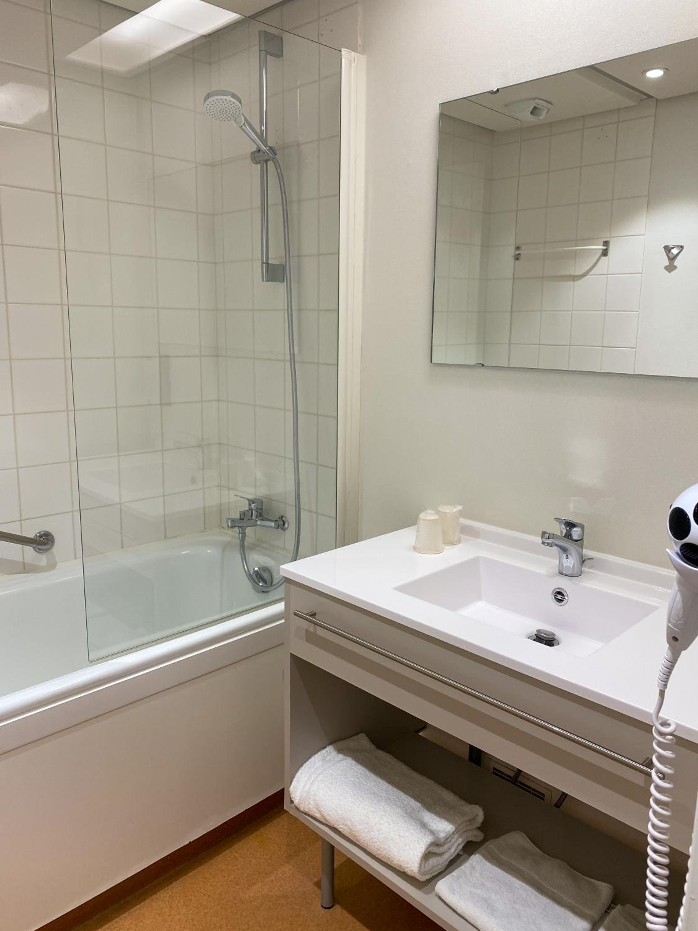 Twin Room - Photo 9