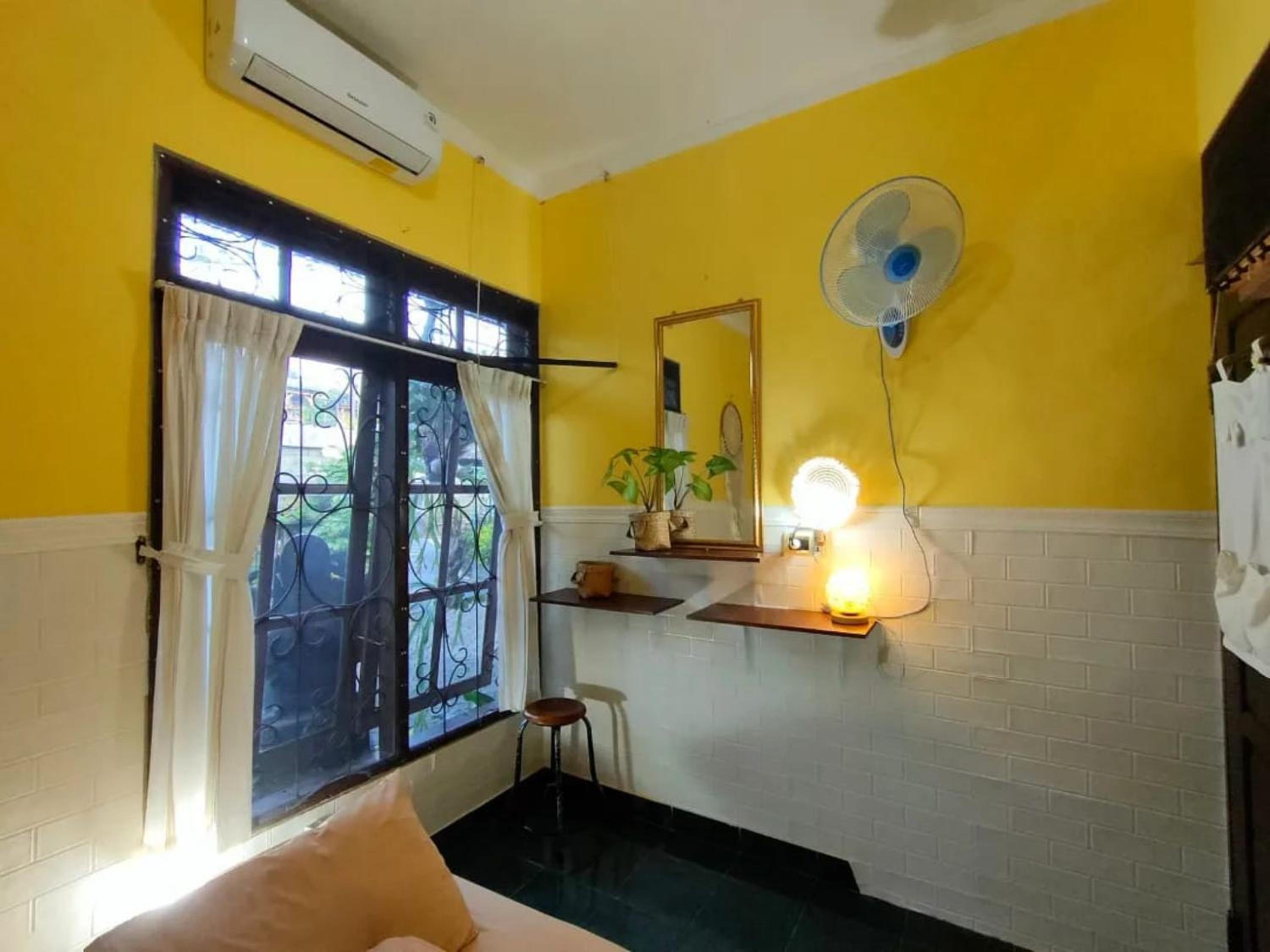Twin Room with Private Bathroom - Photo 7