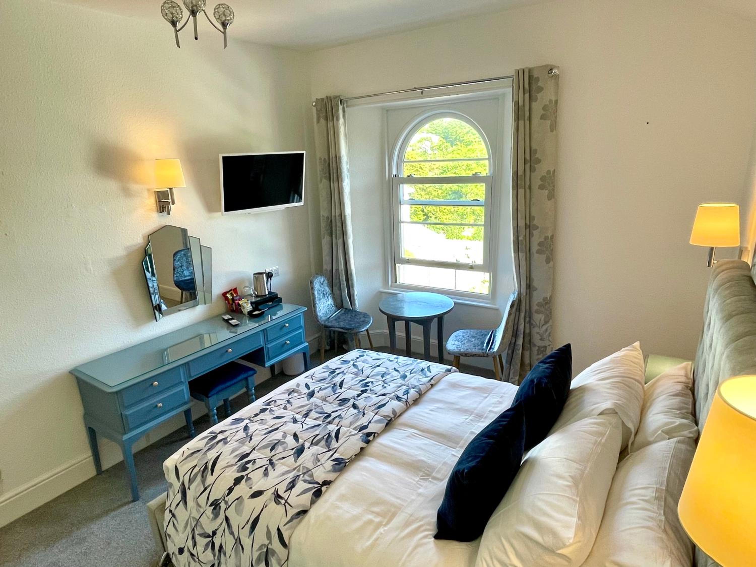 Standard King Room - Photo 14