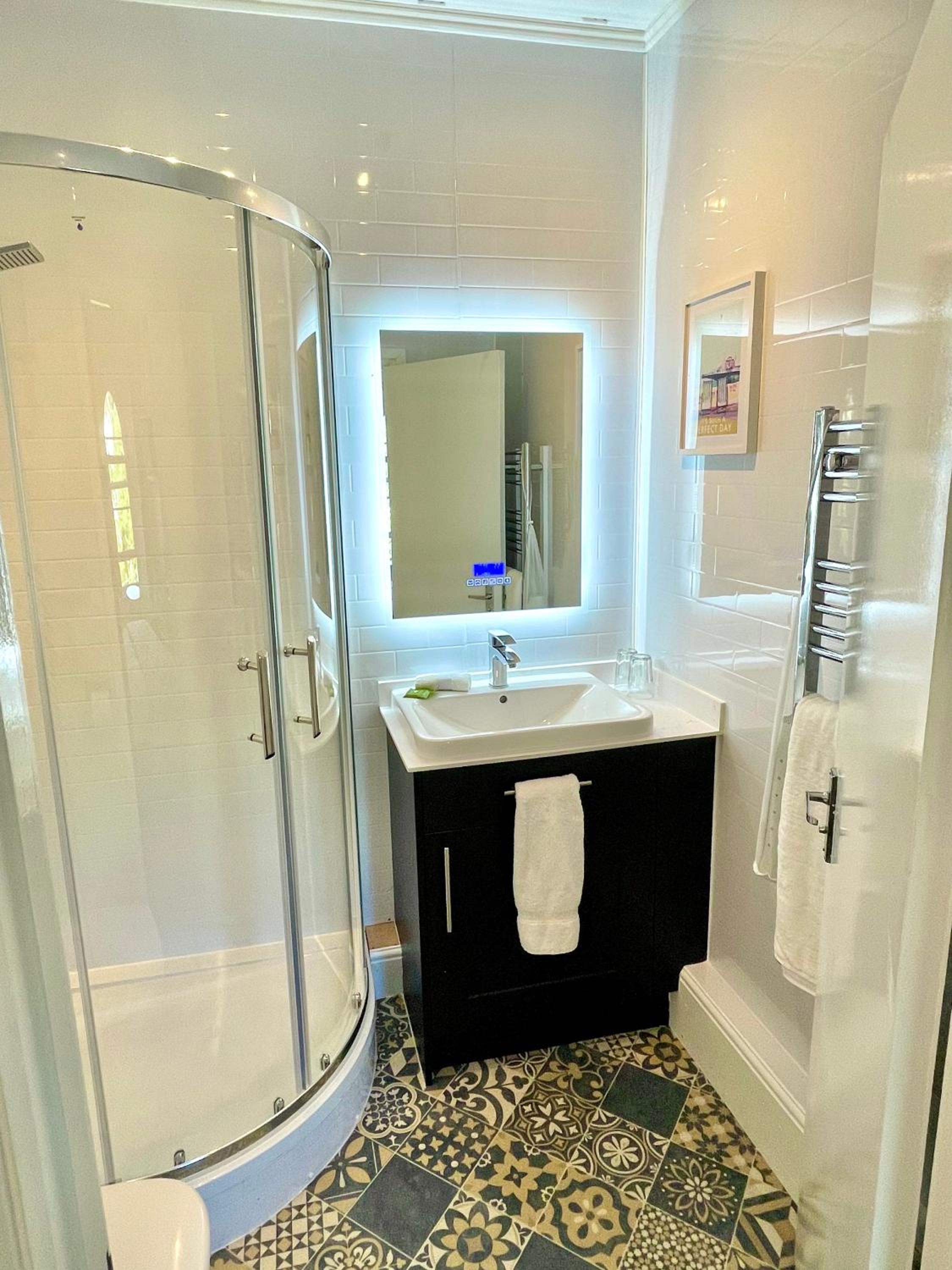 Standard King Room - Photo 15