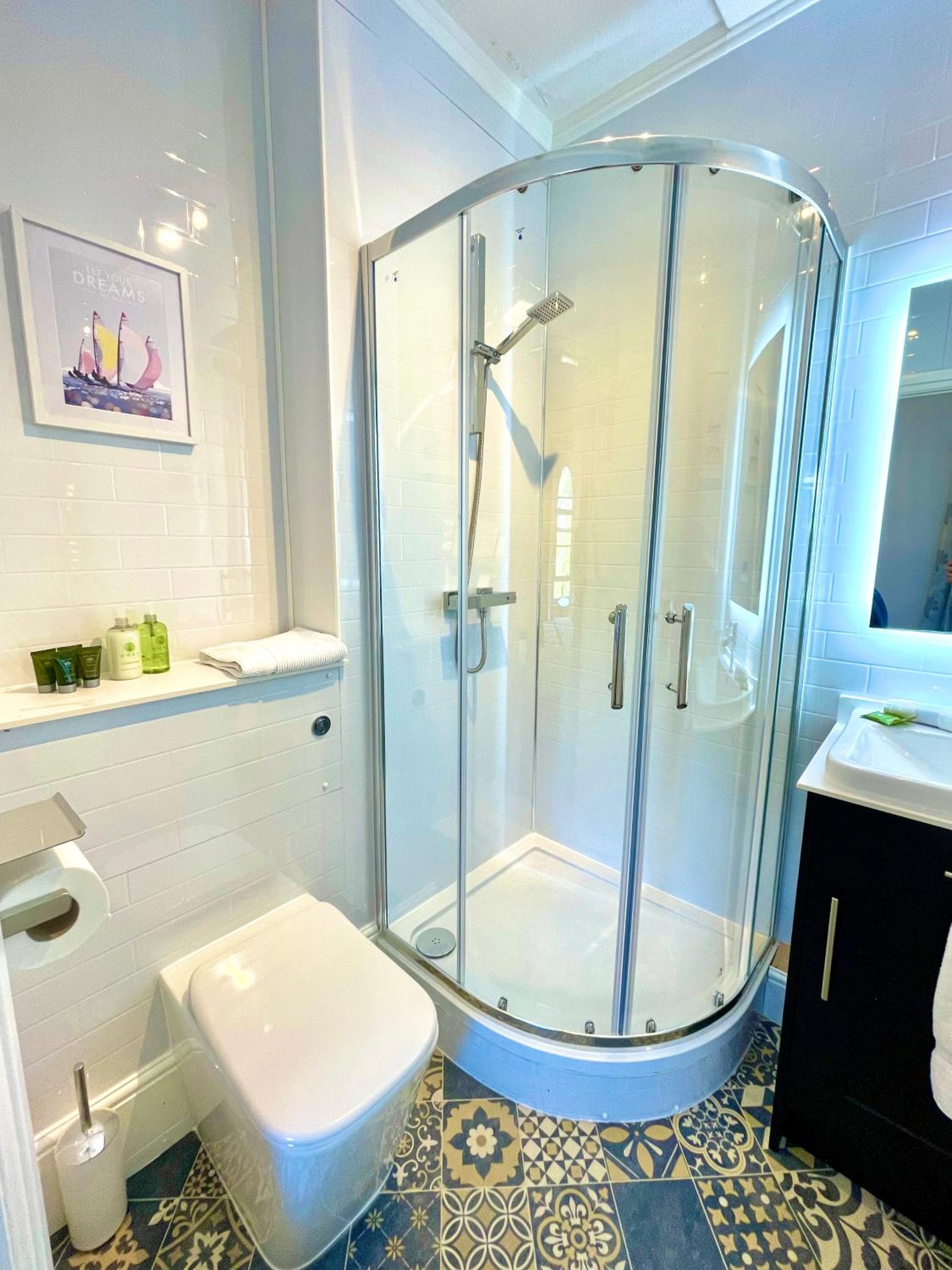 Standard King Room - Photo 13