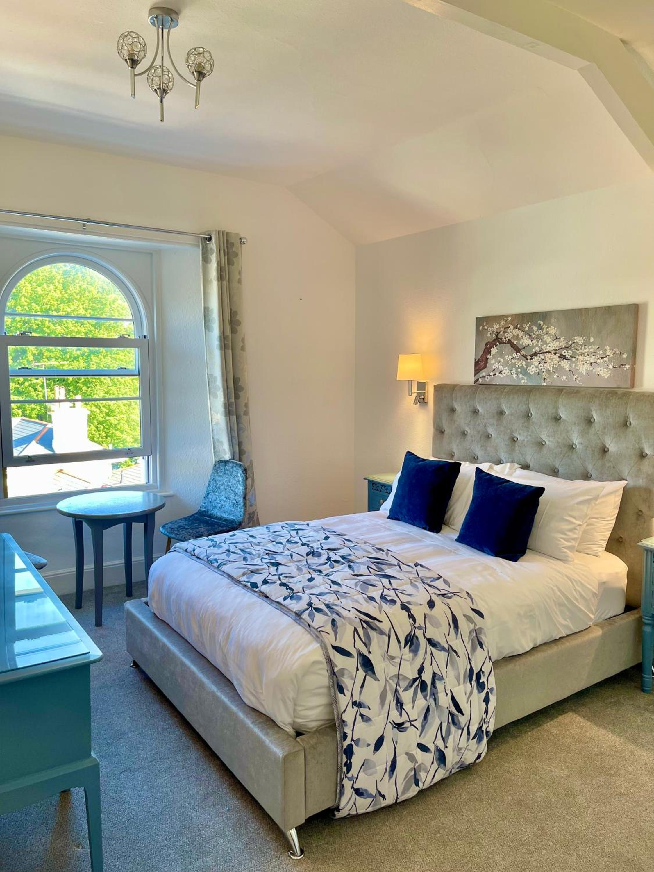 Standard King Room - Photo 12