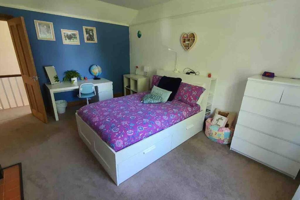 Six-Bedroom House photo 1