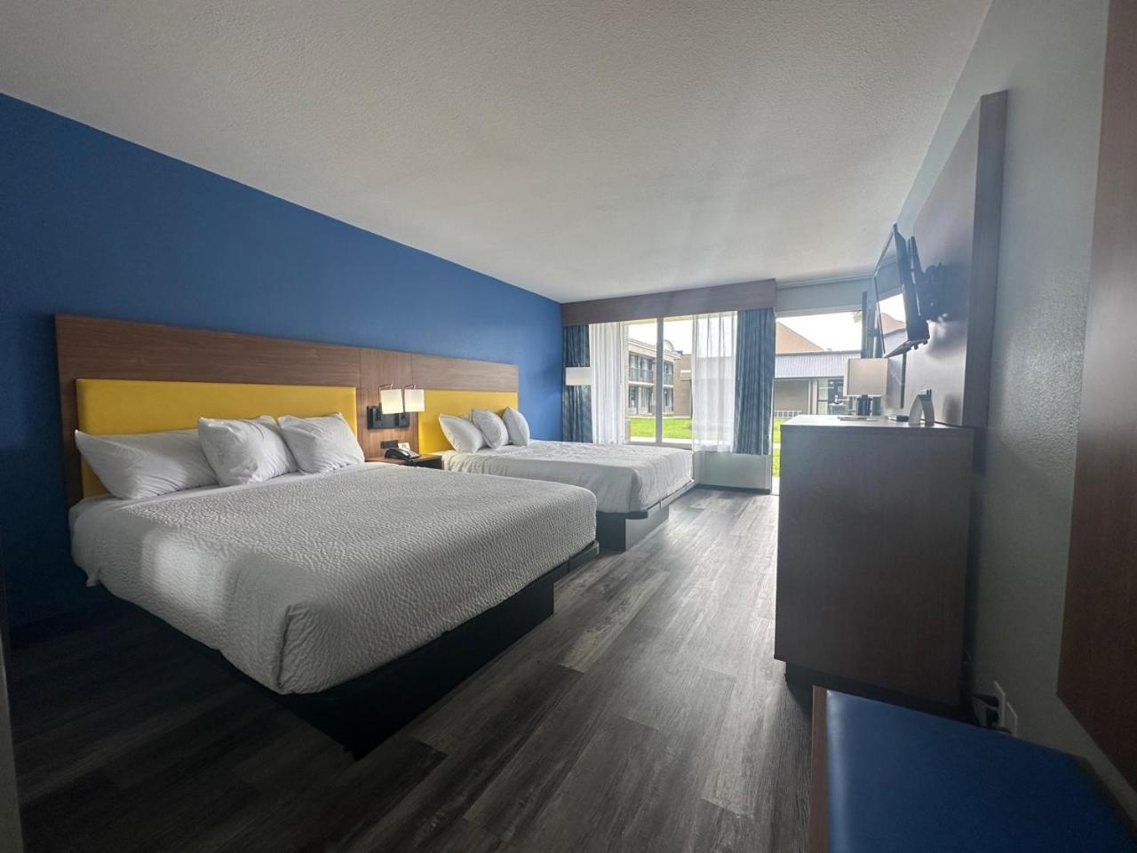 Queen Room with Two Queen Beds - Non-Smoking - Photo 1