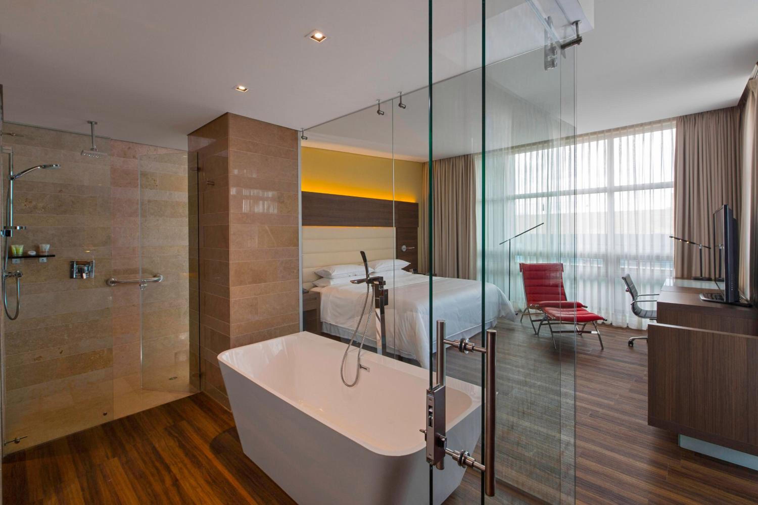 Junior Suite, Club level, 1 Bedroom Junior Suite, 1 King photo 2